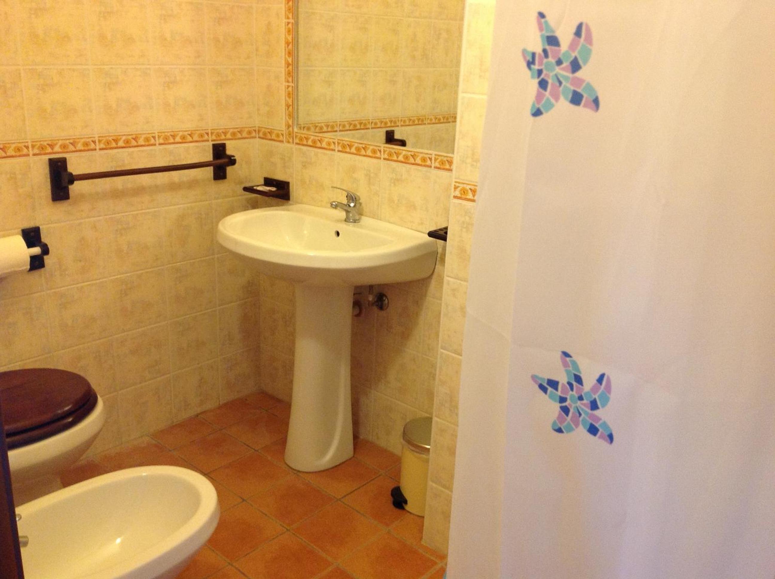 Double or Twin Room - Photo 5