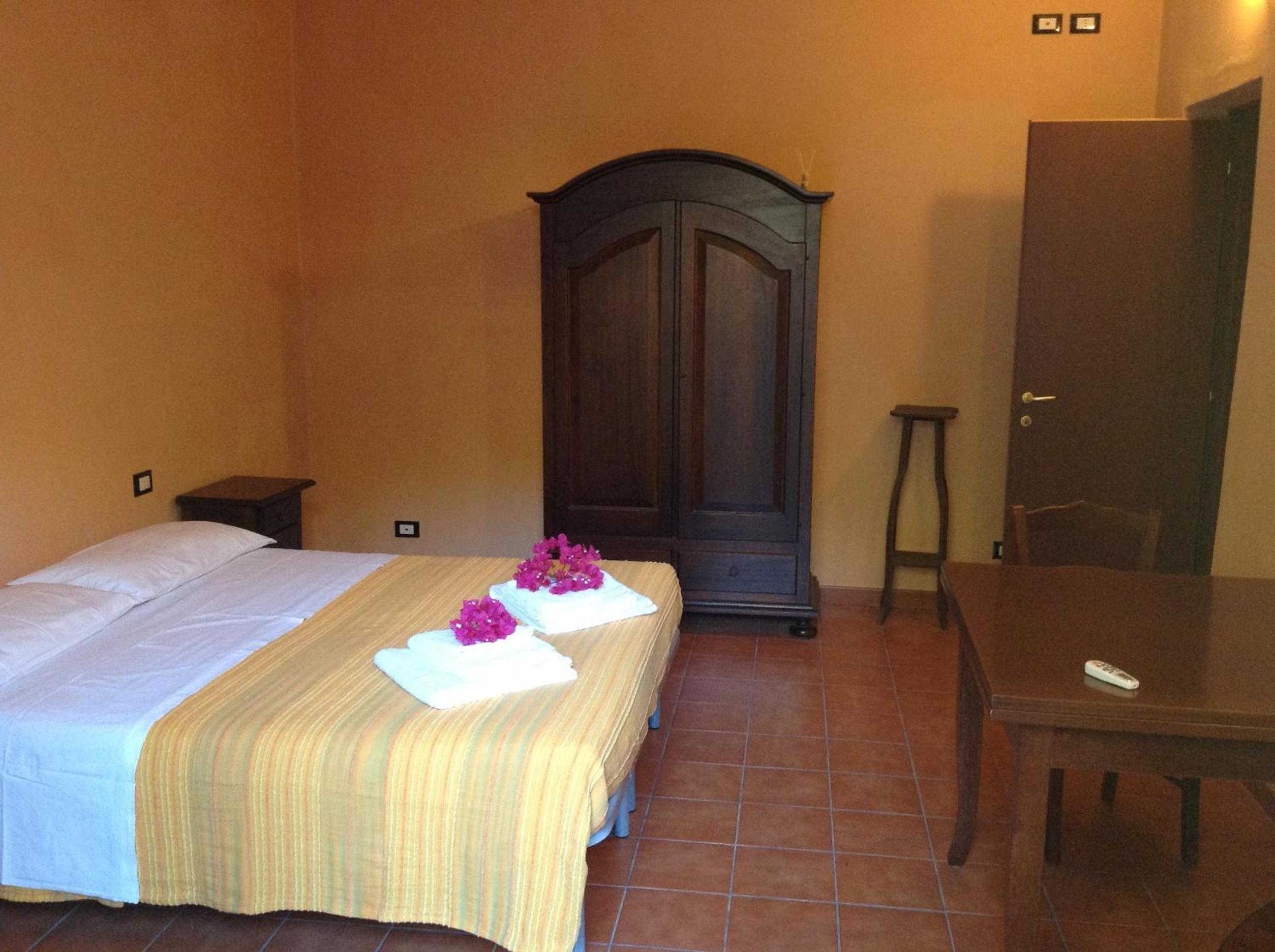Two Connecting Double Rooms - Photo 5
