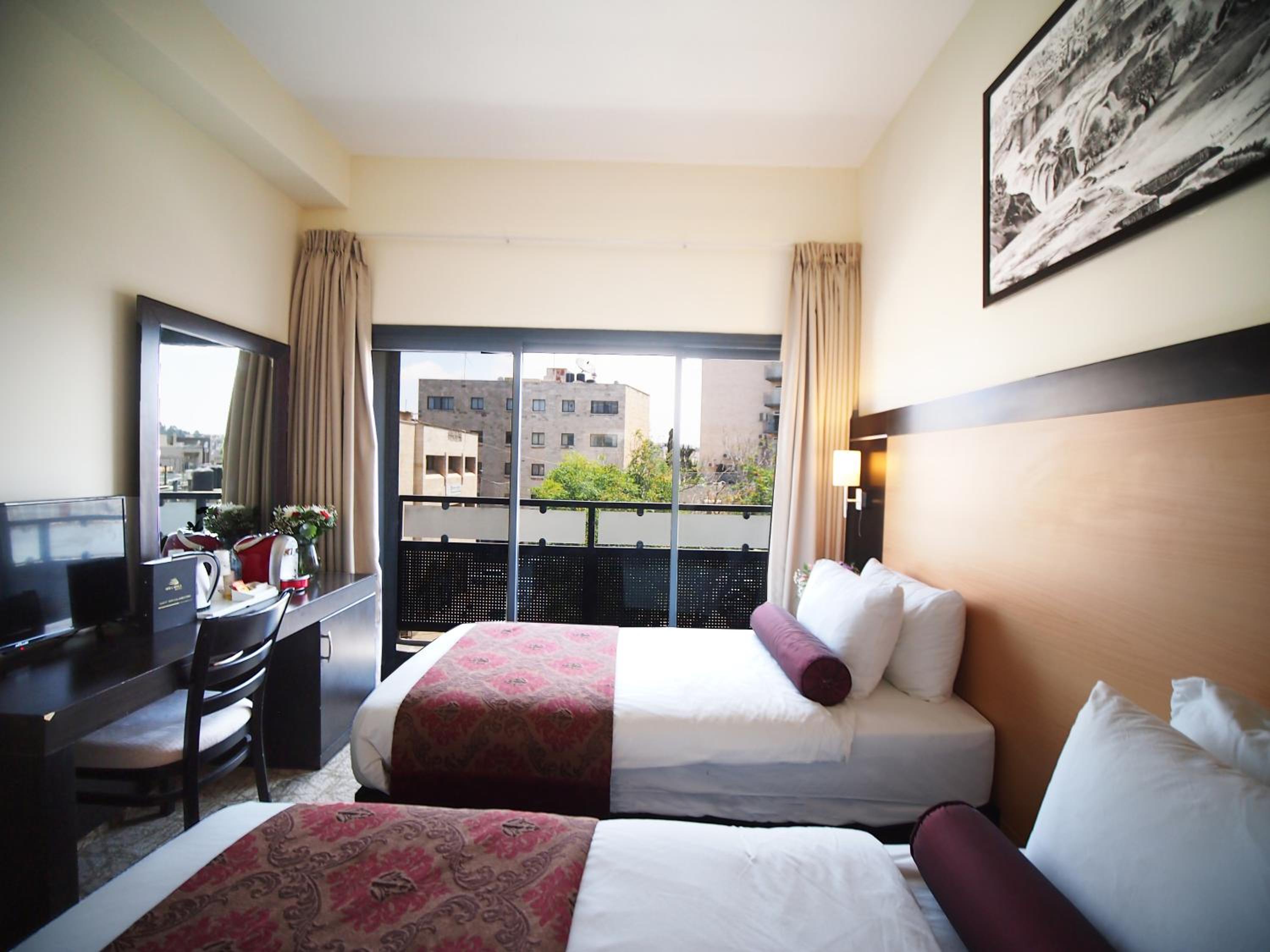 Classic Twin Room with Balcony - Photo 8