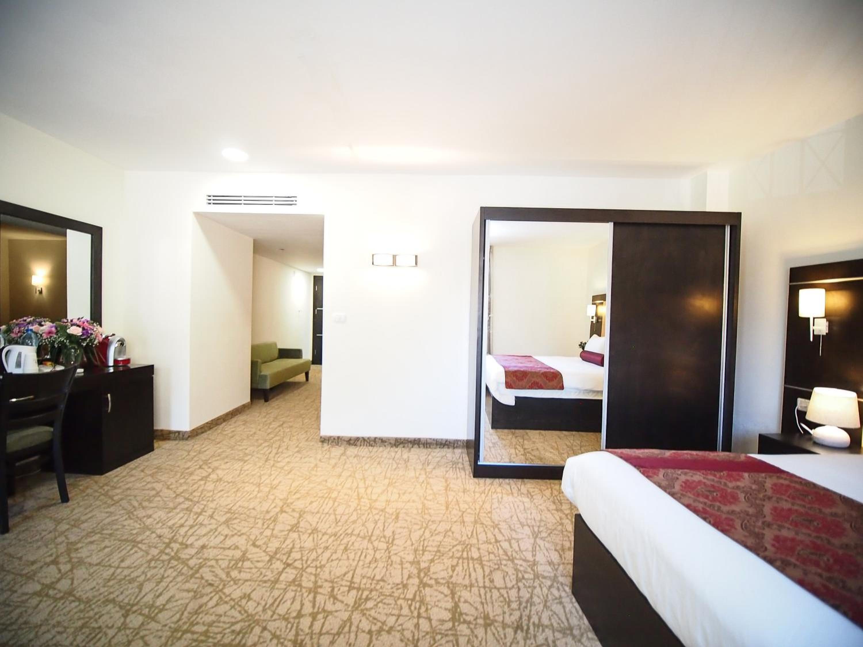 Suite - Photo 7