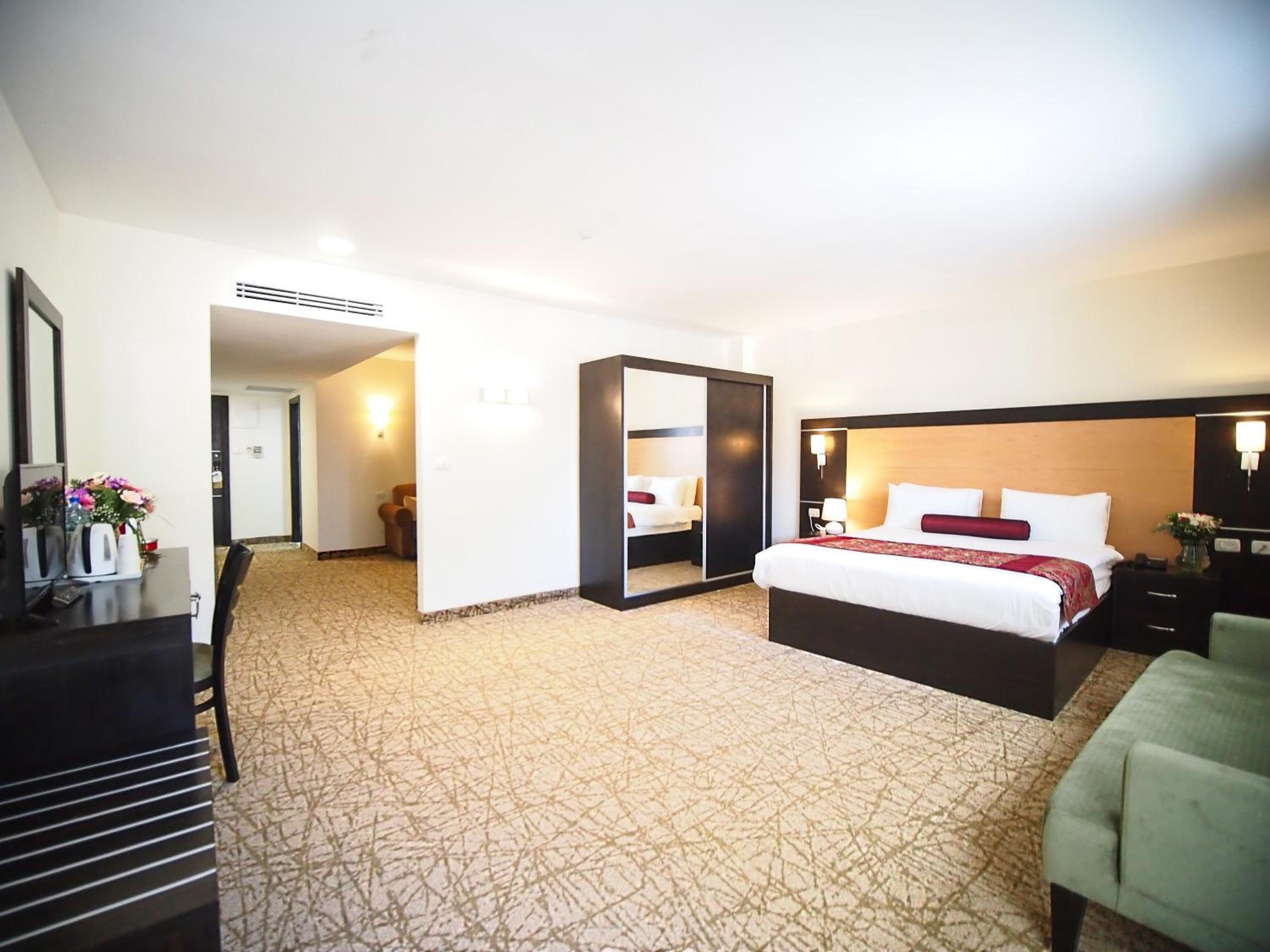 Suite - Photo 5