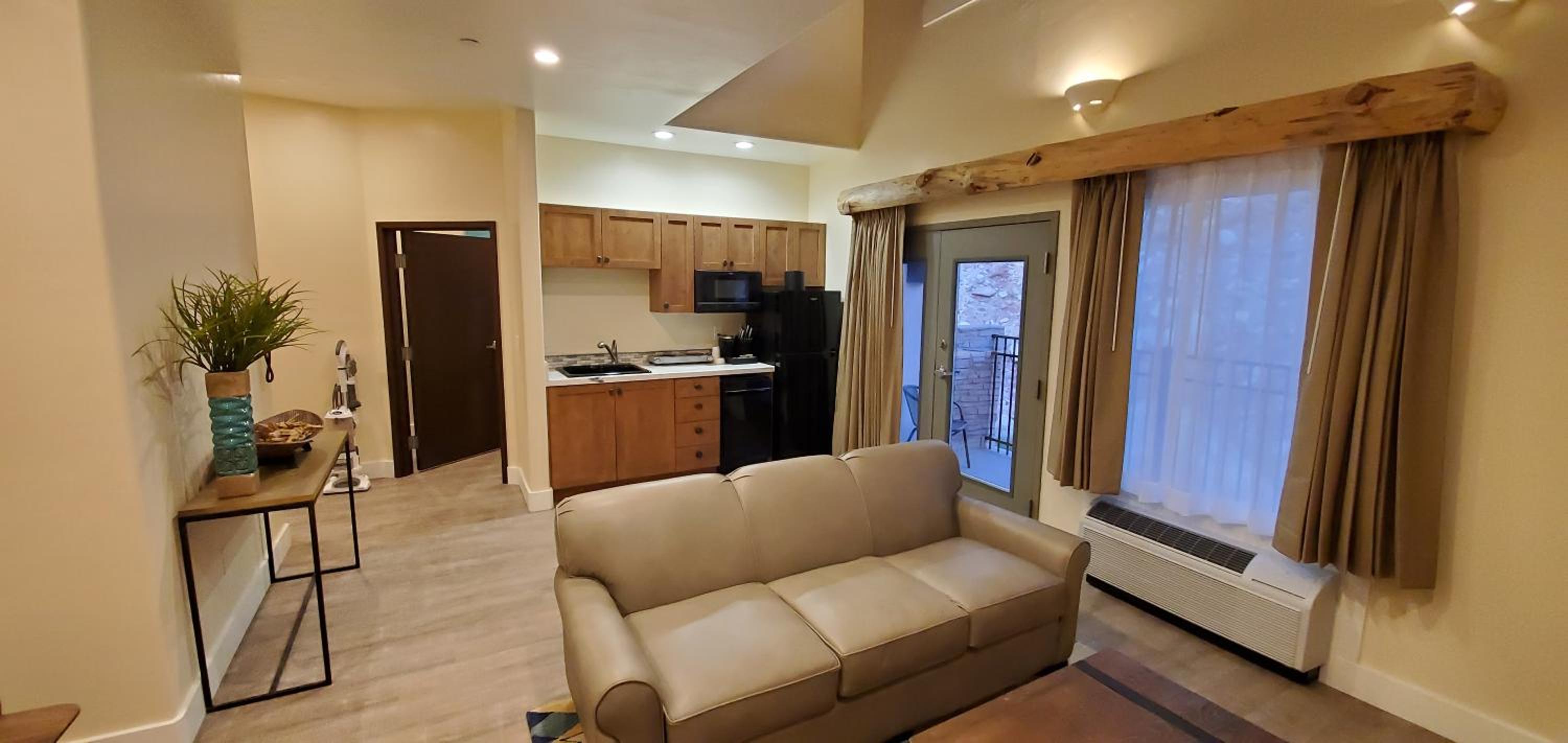 Deluxe Suite - Photo 3