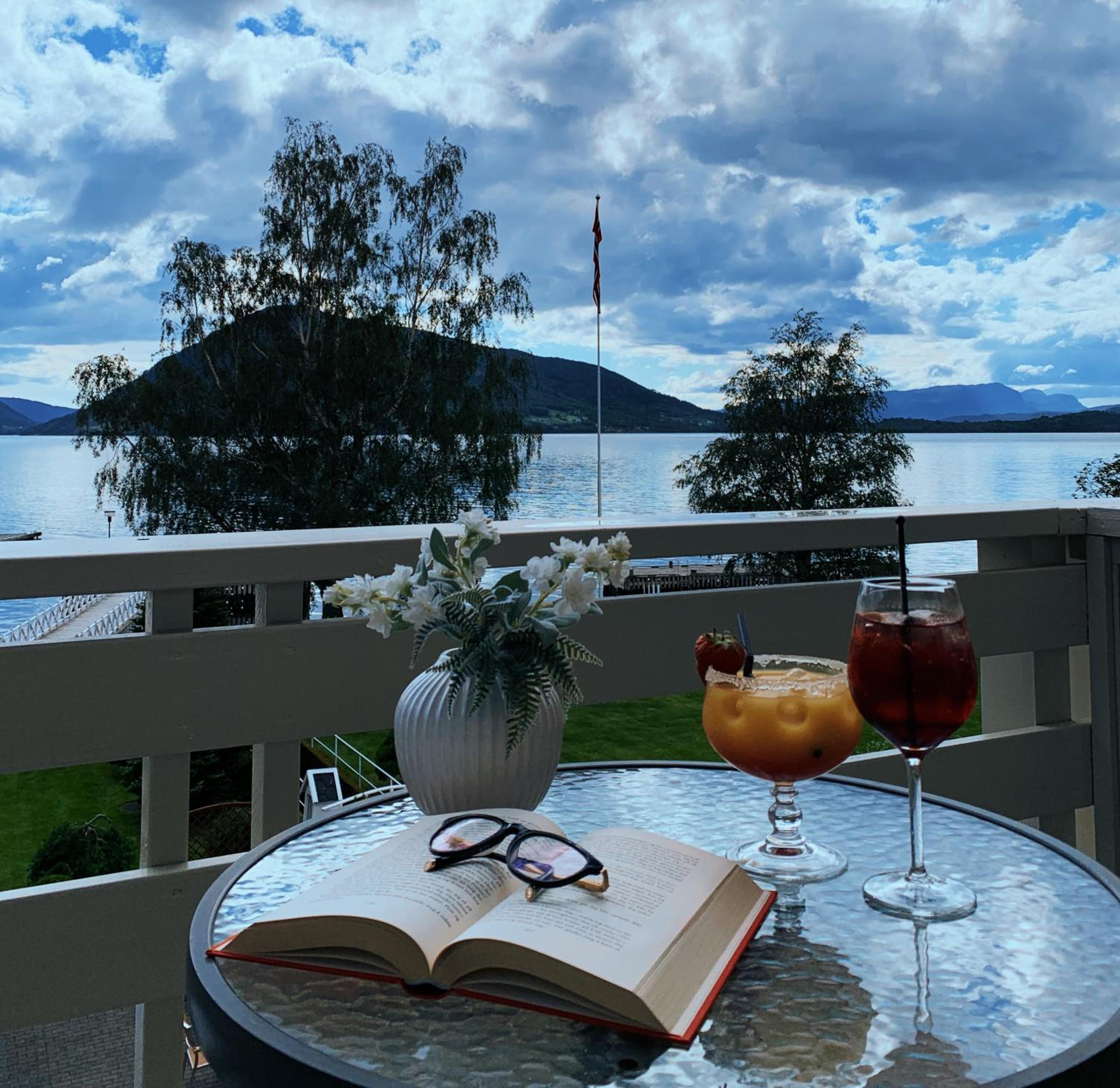 Double or Twin Room with Fjord View - Photo 3