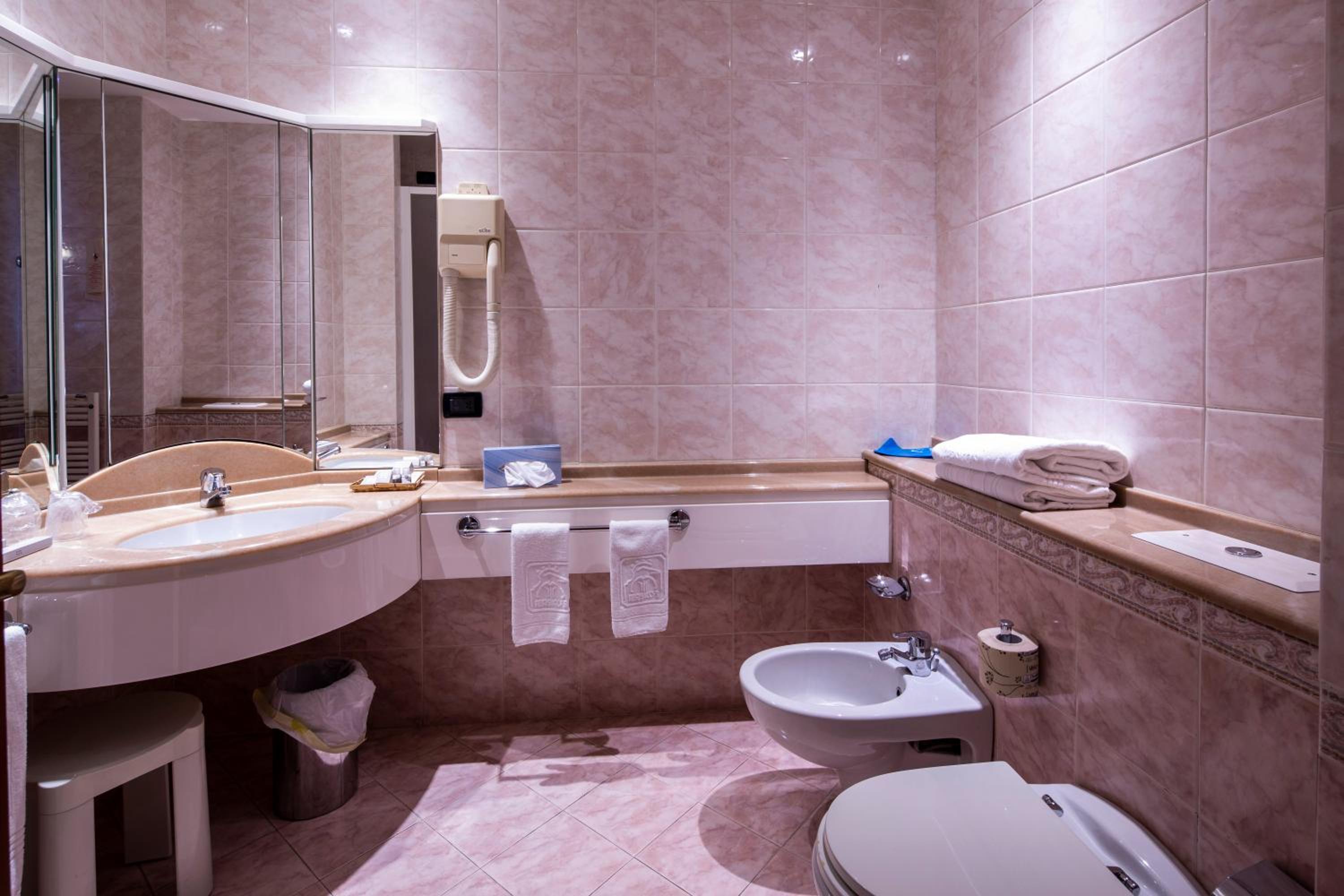 Double or Twin Room - Photo 3