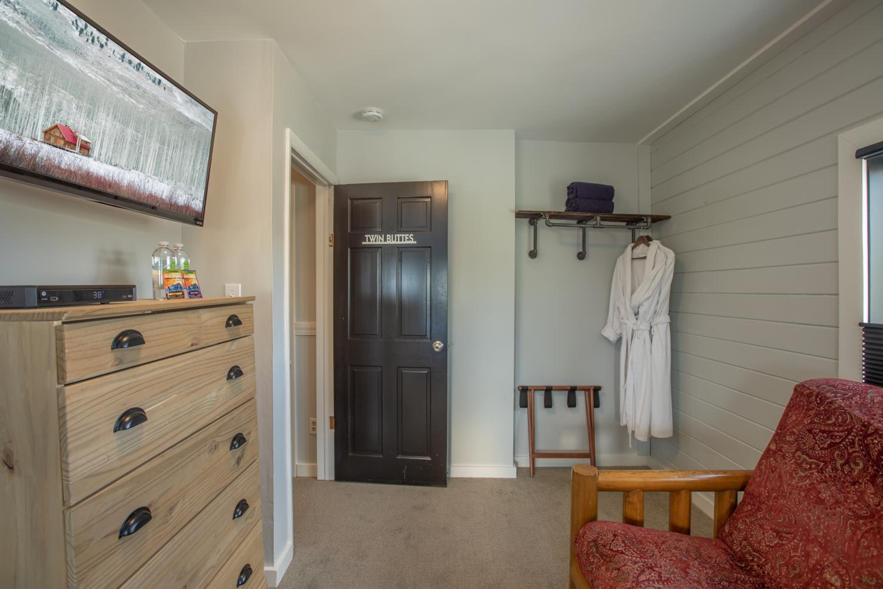 Queen Room with Mountain View photo 2