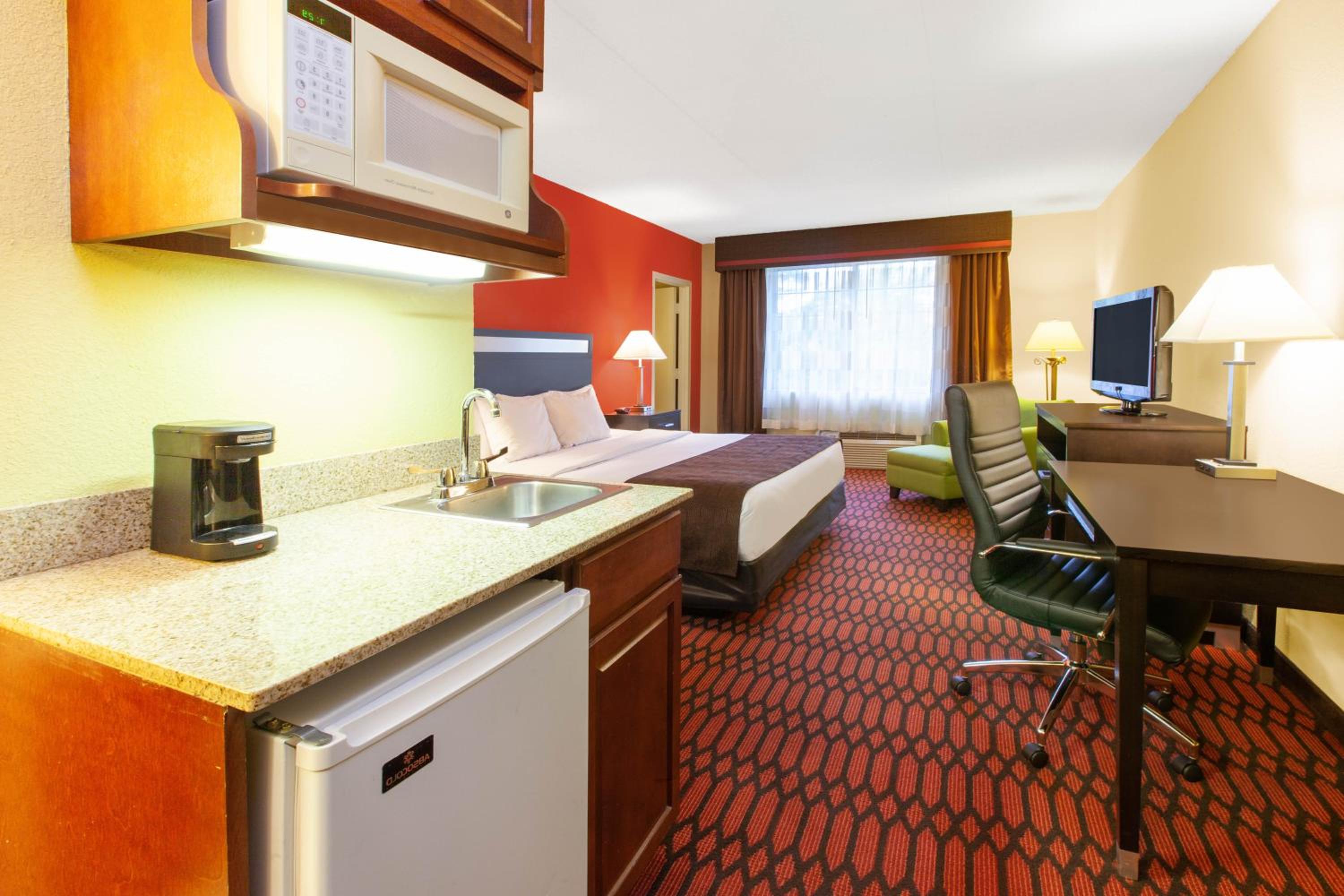 King Suite - Mobility Access/Non-Smoking - Photo 1