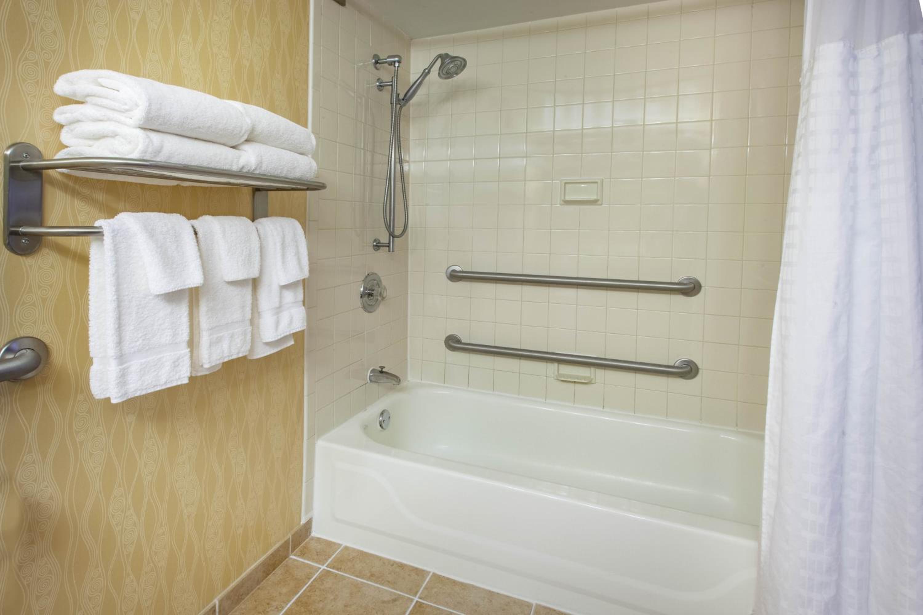 King Suite - Mobility Access/Non-Smoking - Photo 2