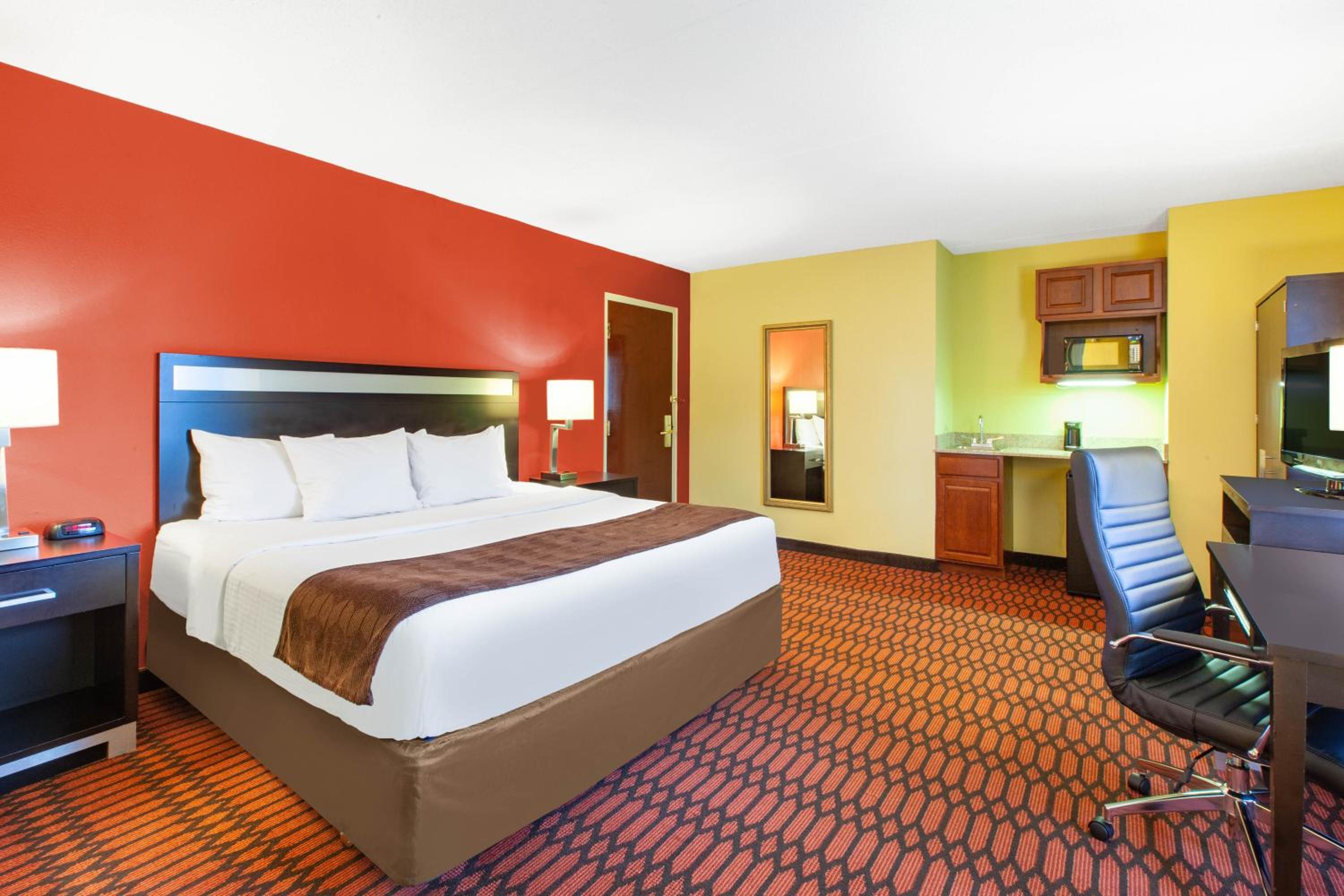 Deluxe King Room - Mobility Access/Non-Smoking - Photo 2
