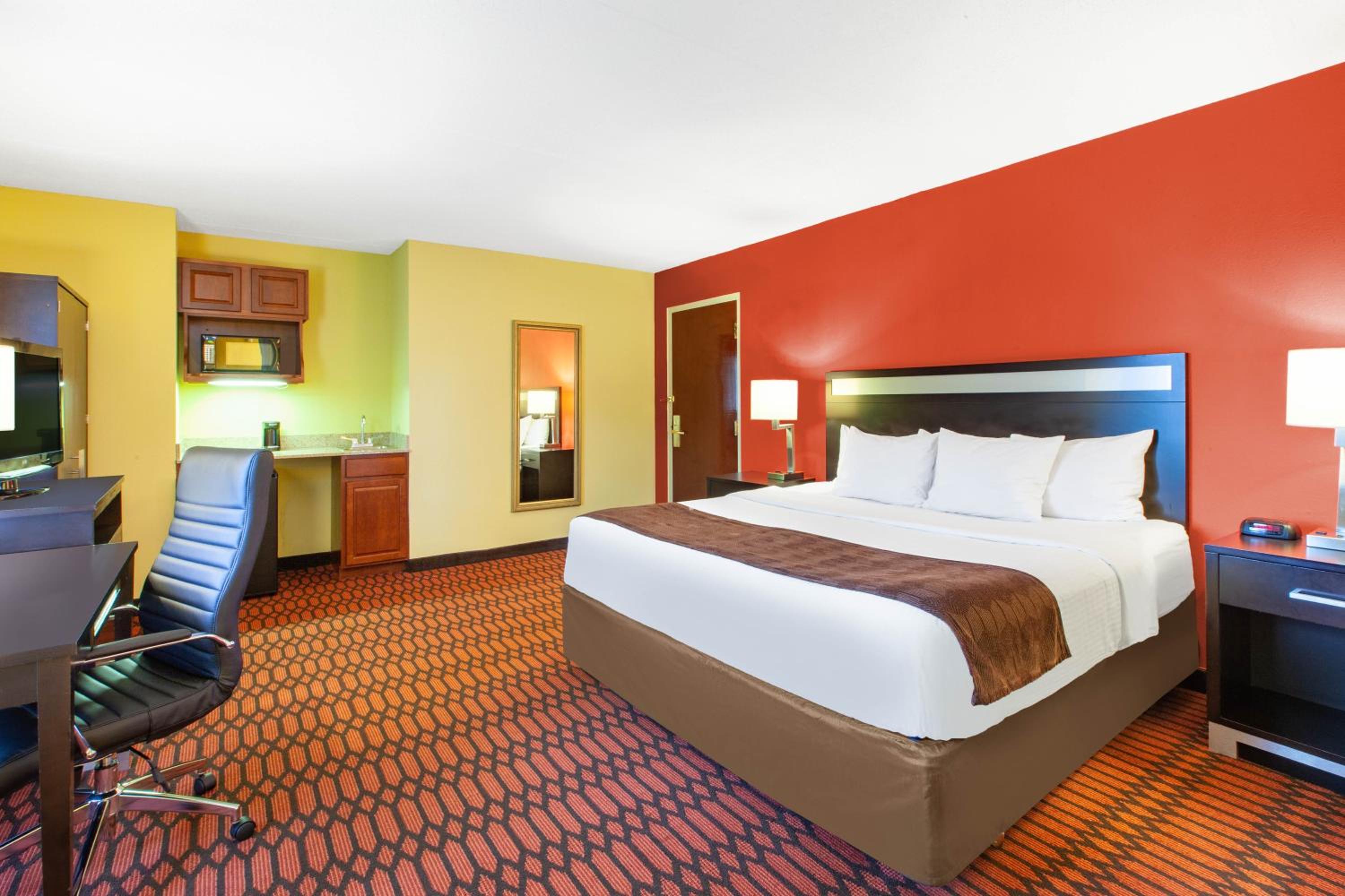 Deluxe King Room - Mobility Access/Non-Smoking - Photo 1