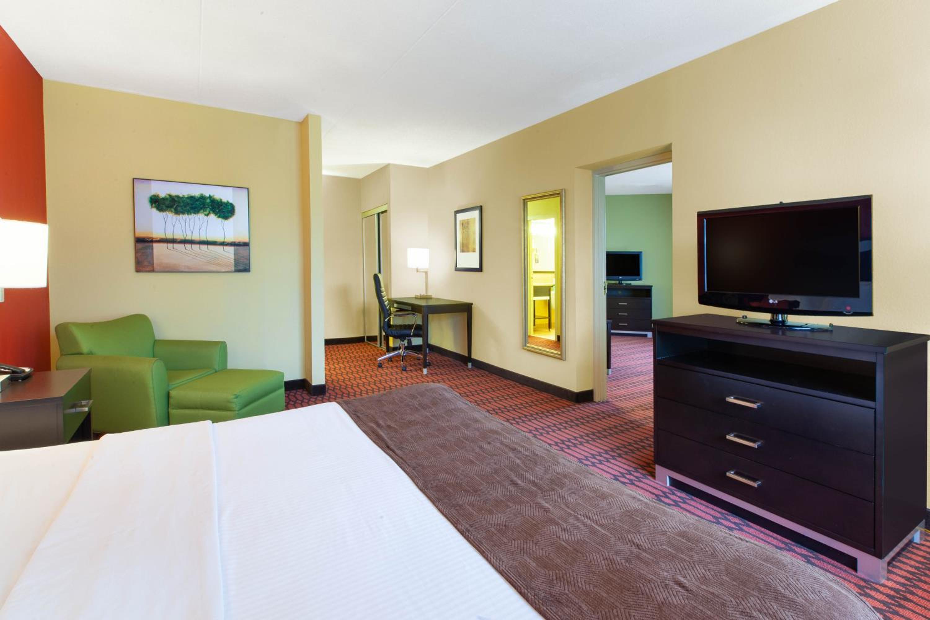 King Suite - Non-Smoking - Photo 5