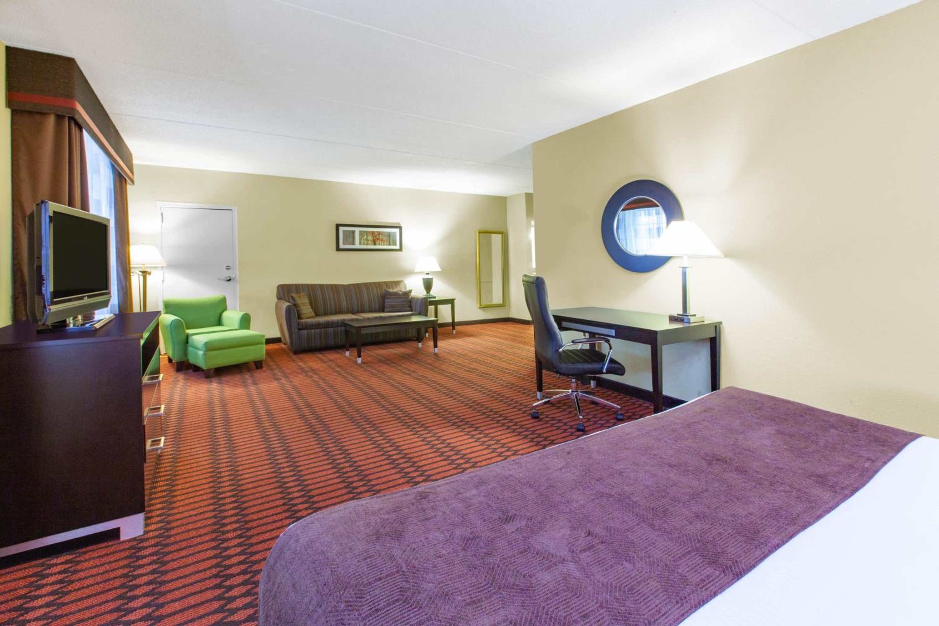 King Room - Non-Smoking - Photo 7