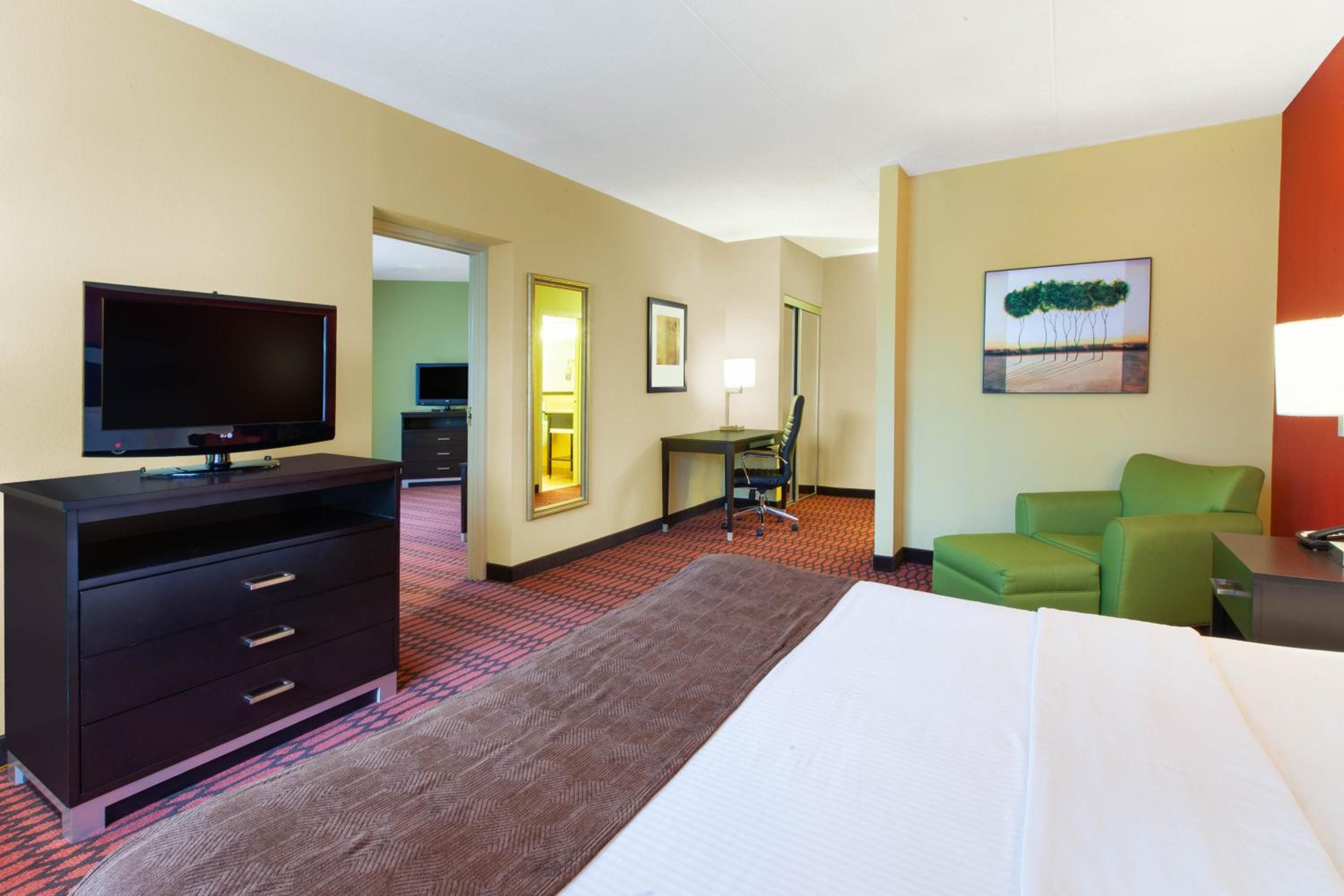 King Suite - Non-Smoking - Photo 10