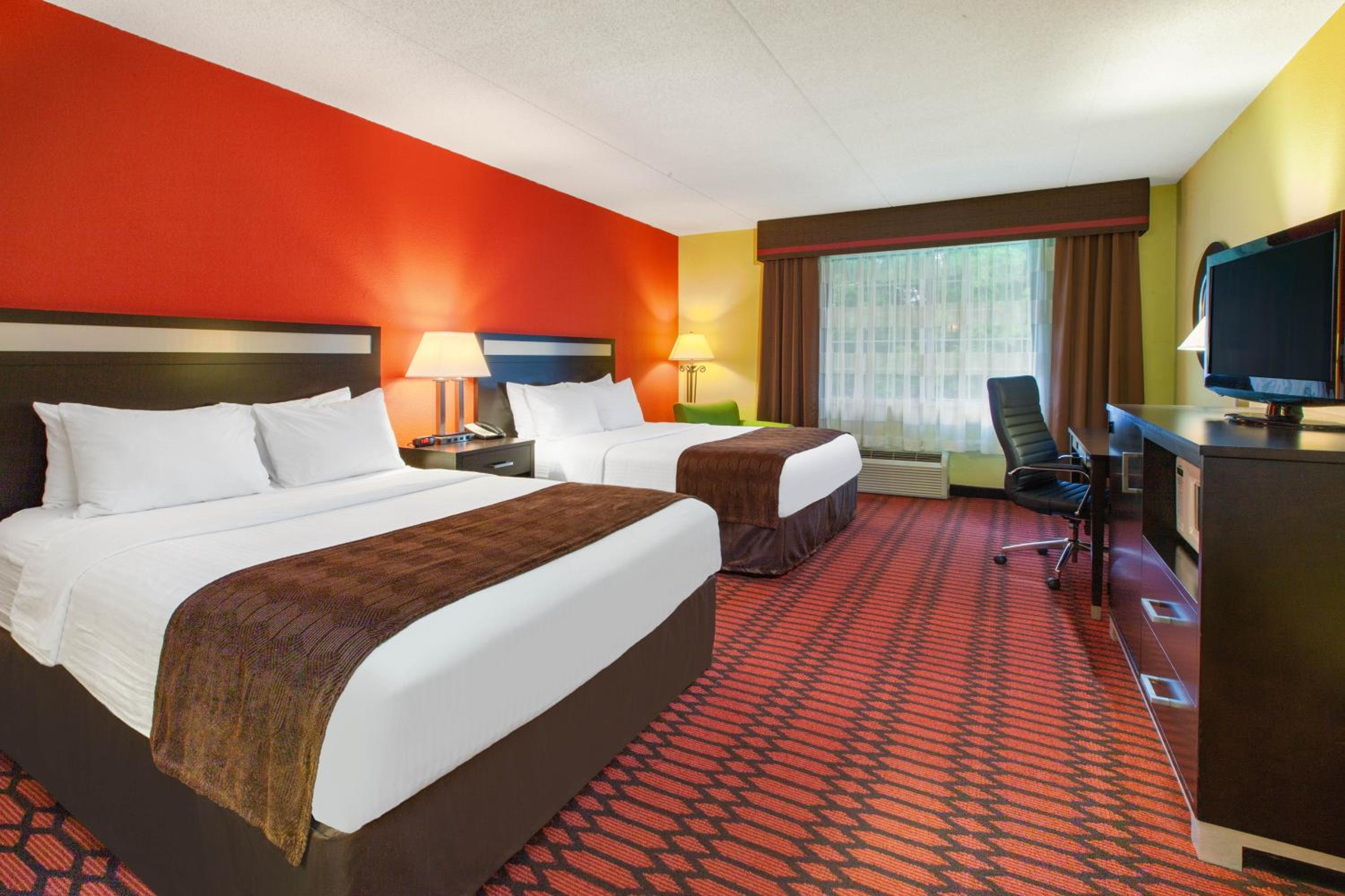 Queen Room with Two Queen Beds - Non-Smoking - Photo 1