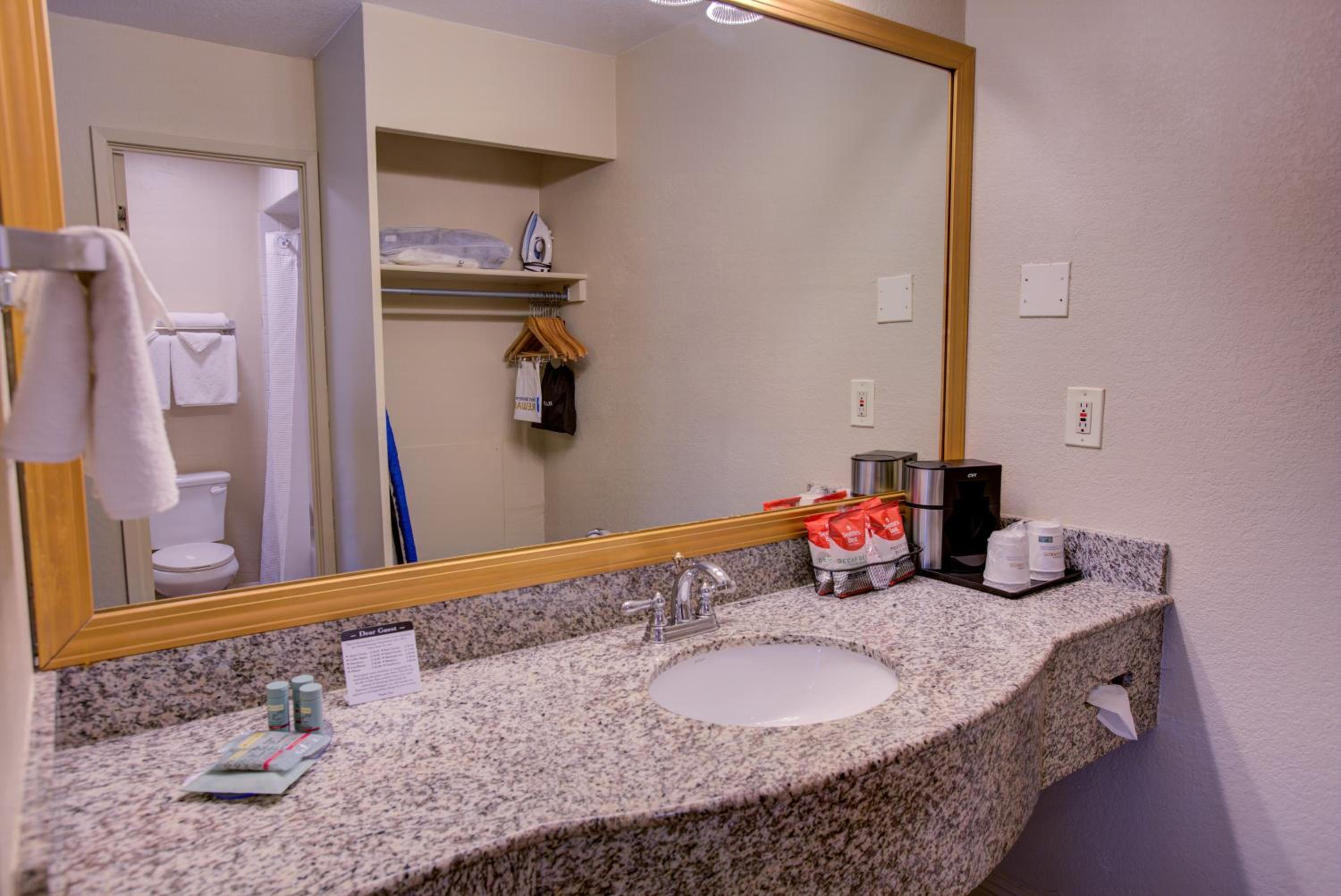 Queen Room - Disability Access Tub photo 3