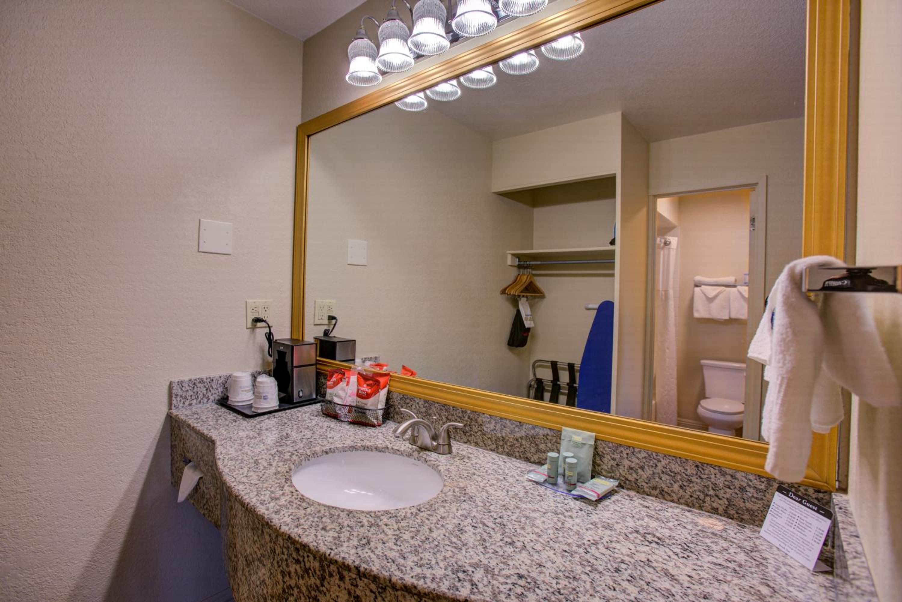 Queen Room - Disability Access Tub photo 2