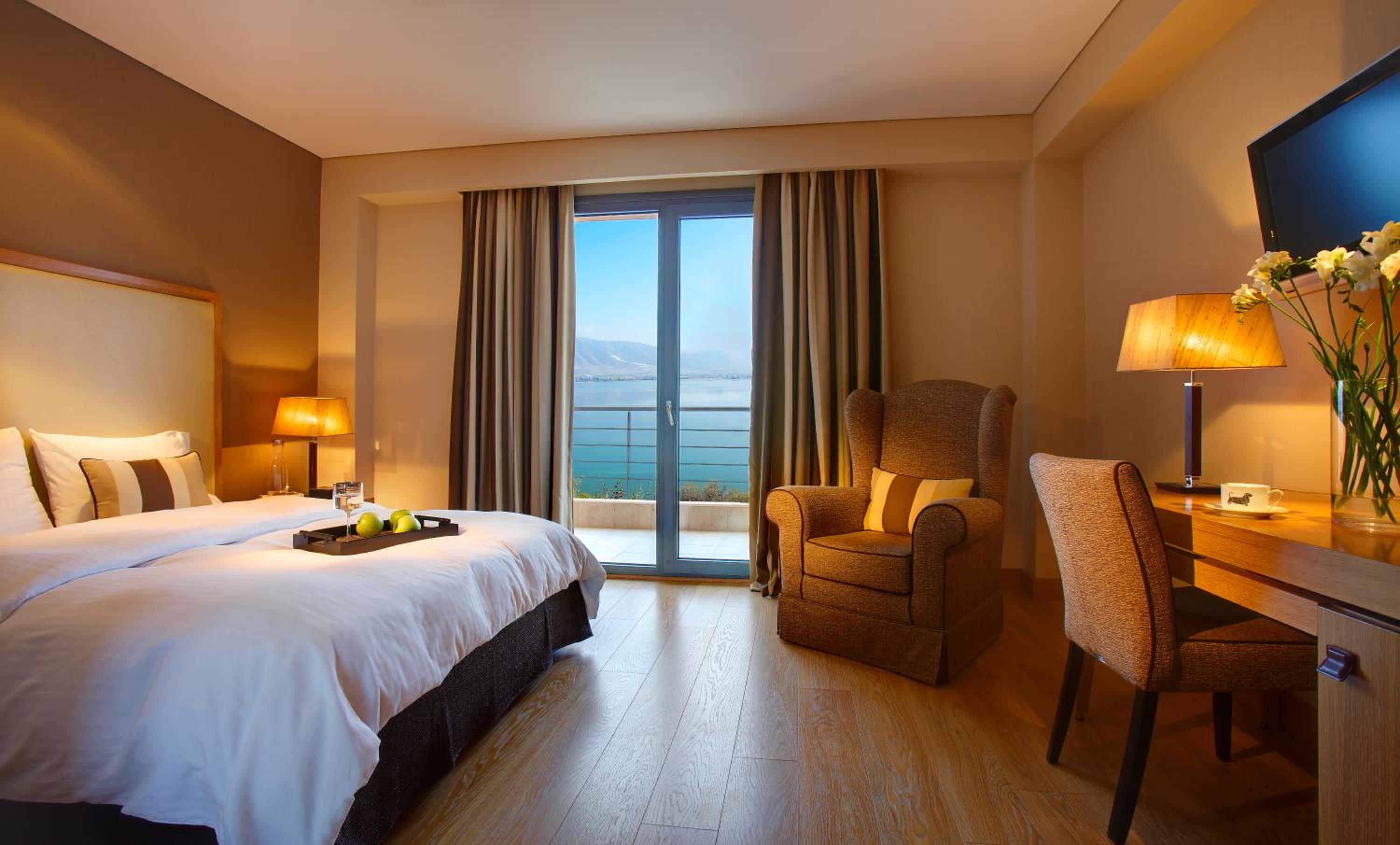 Deluxe Double Room with Lake View photo 1
