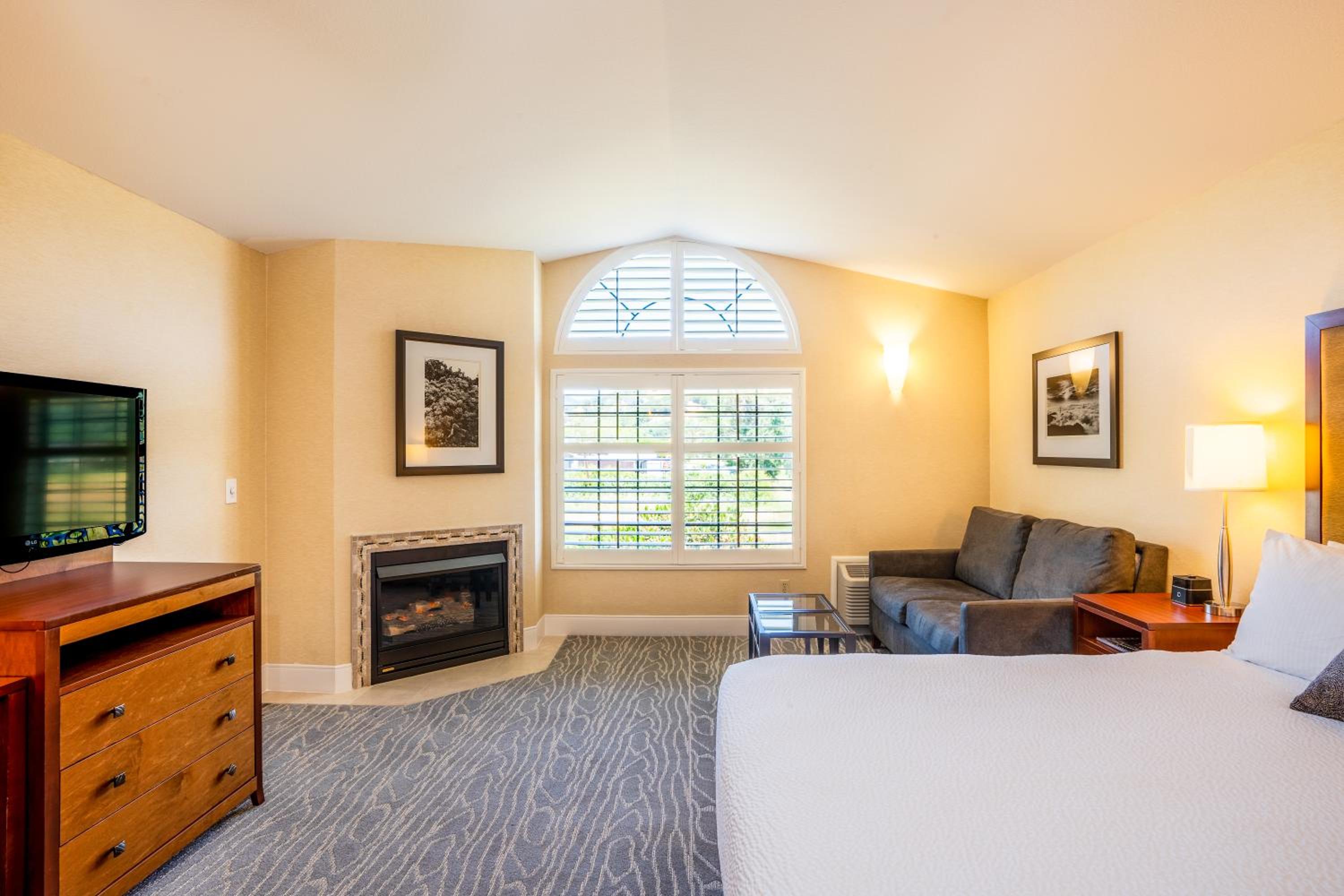 King Suite with Fireplace - Non-Smoking - Photo 10