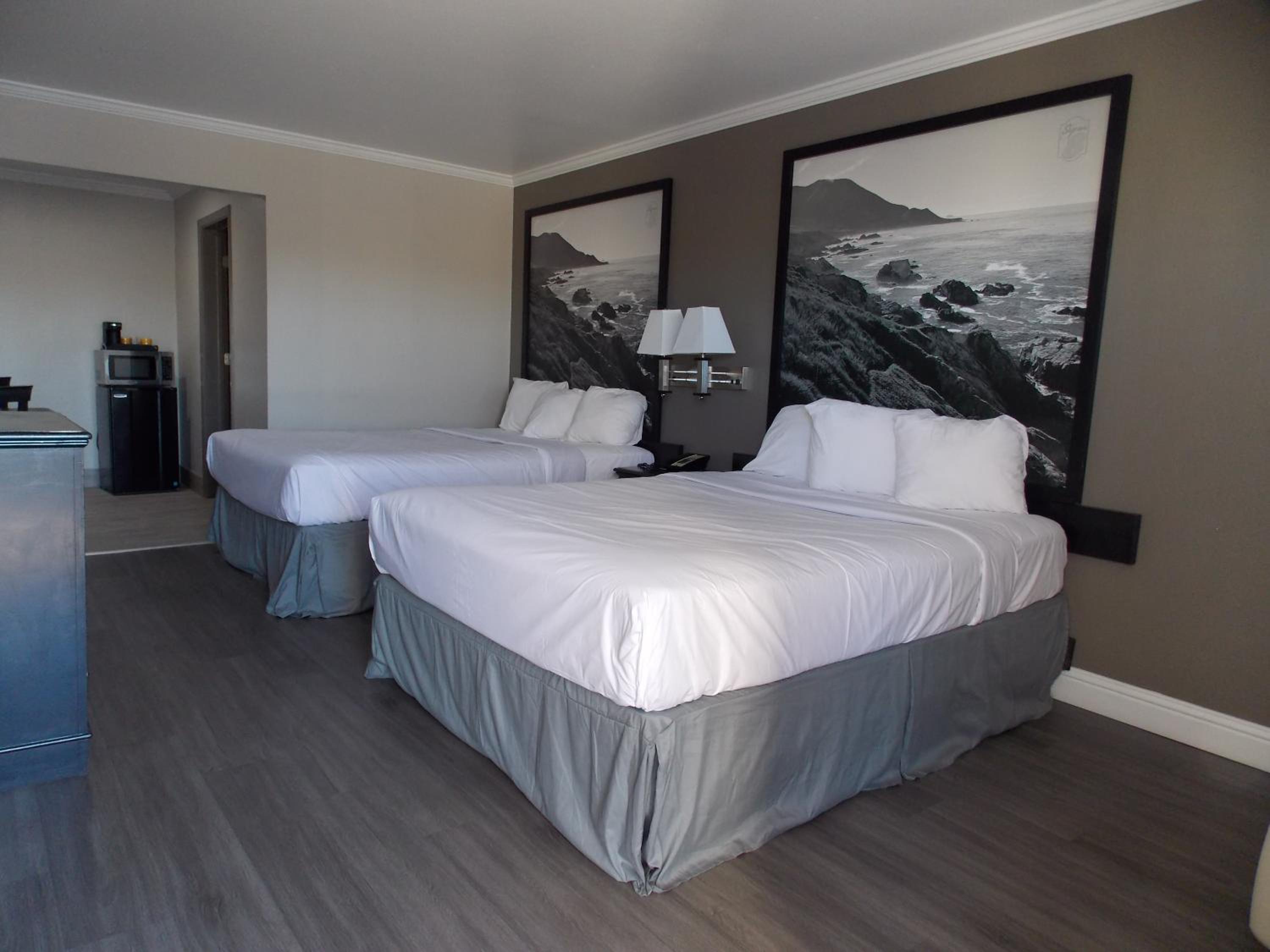 Queen Room with Two Queen Beds - Non-Smoking - Photo 10