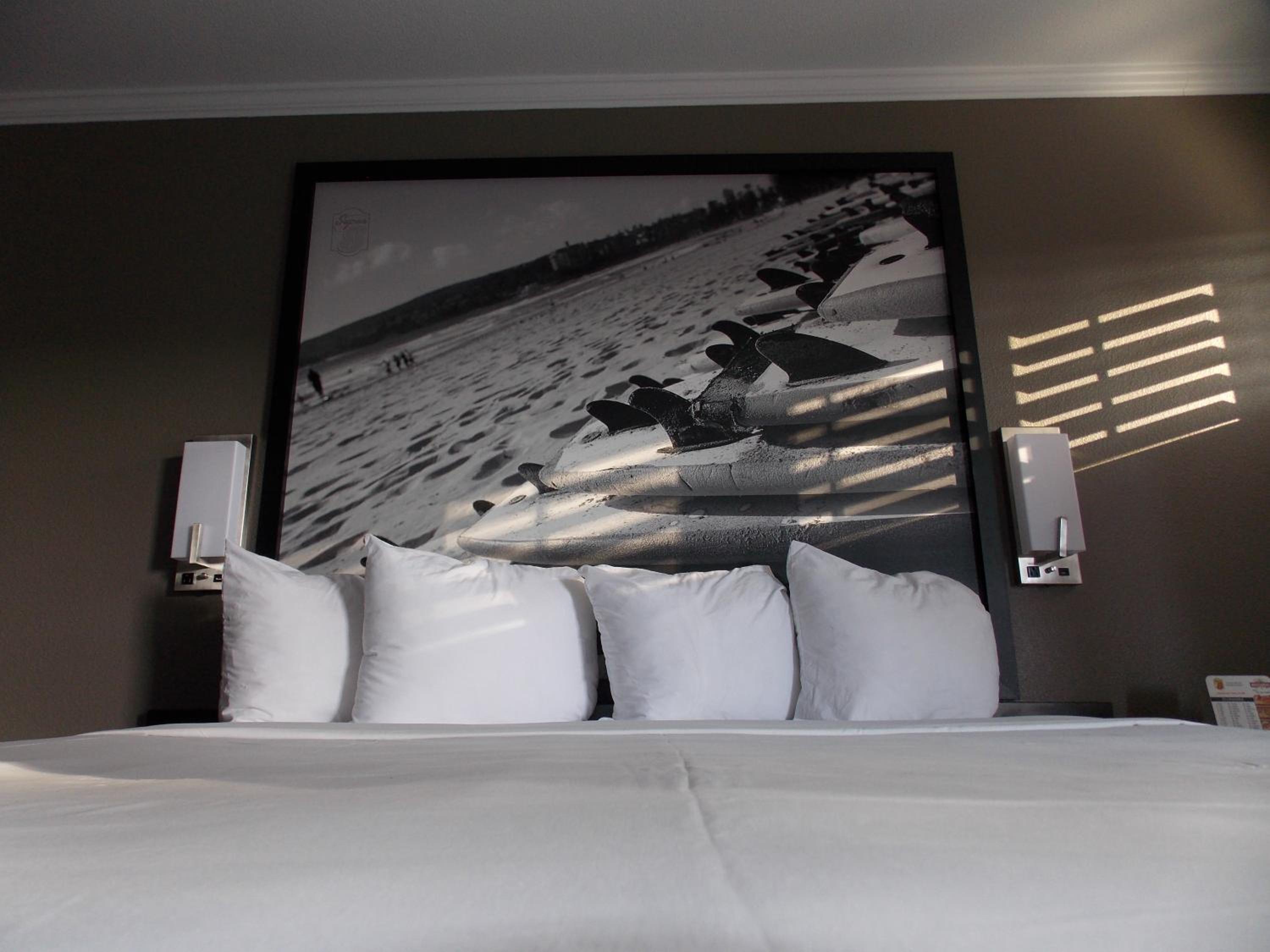 Queen Room with Two Queen Beds - Non-Smoking - Photo 11