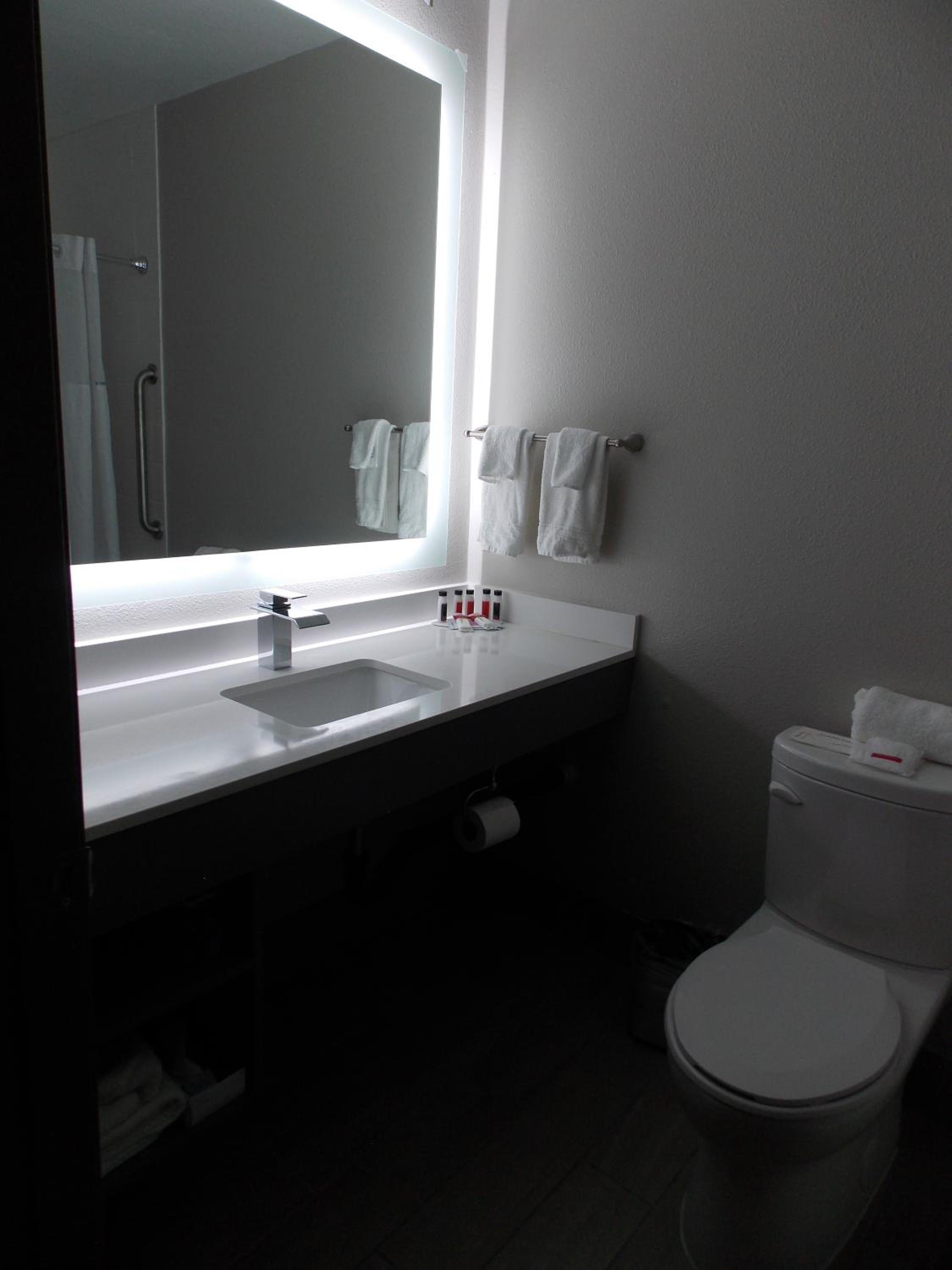 Queen Room with Two Queen Beds - Non-Smoking - Photo 6