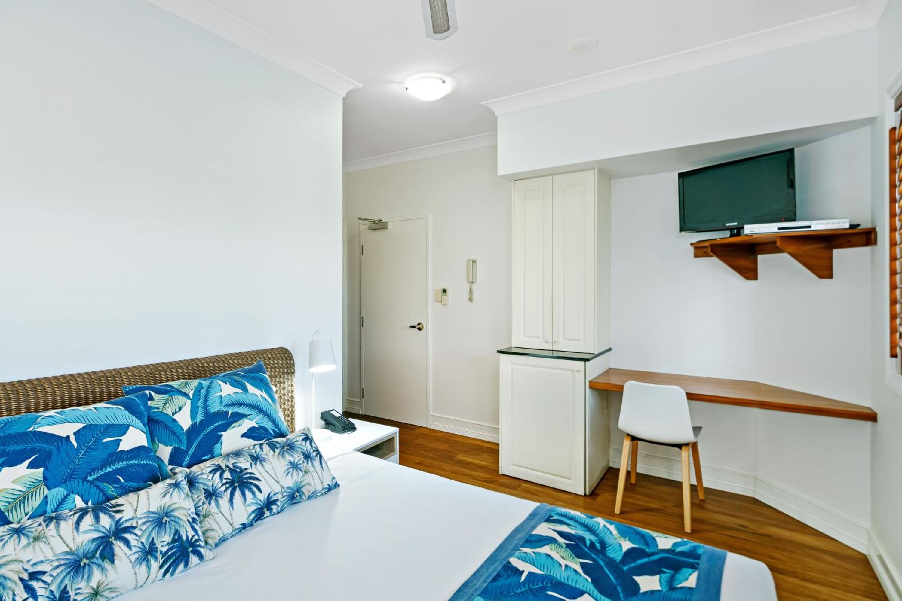Hotel Room - Photo 1