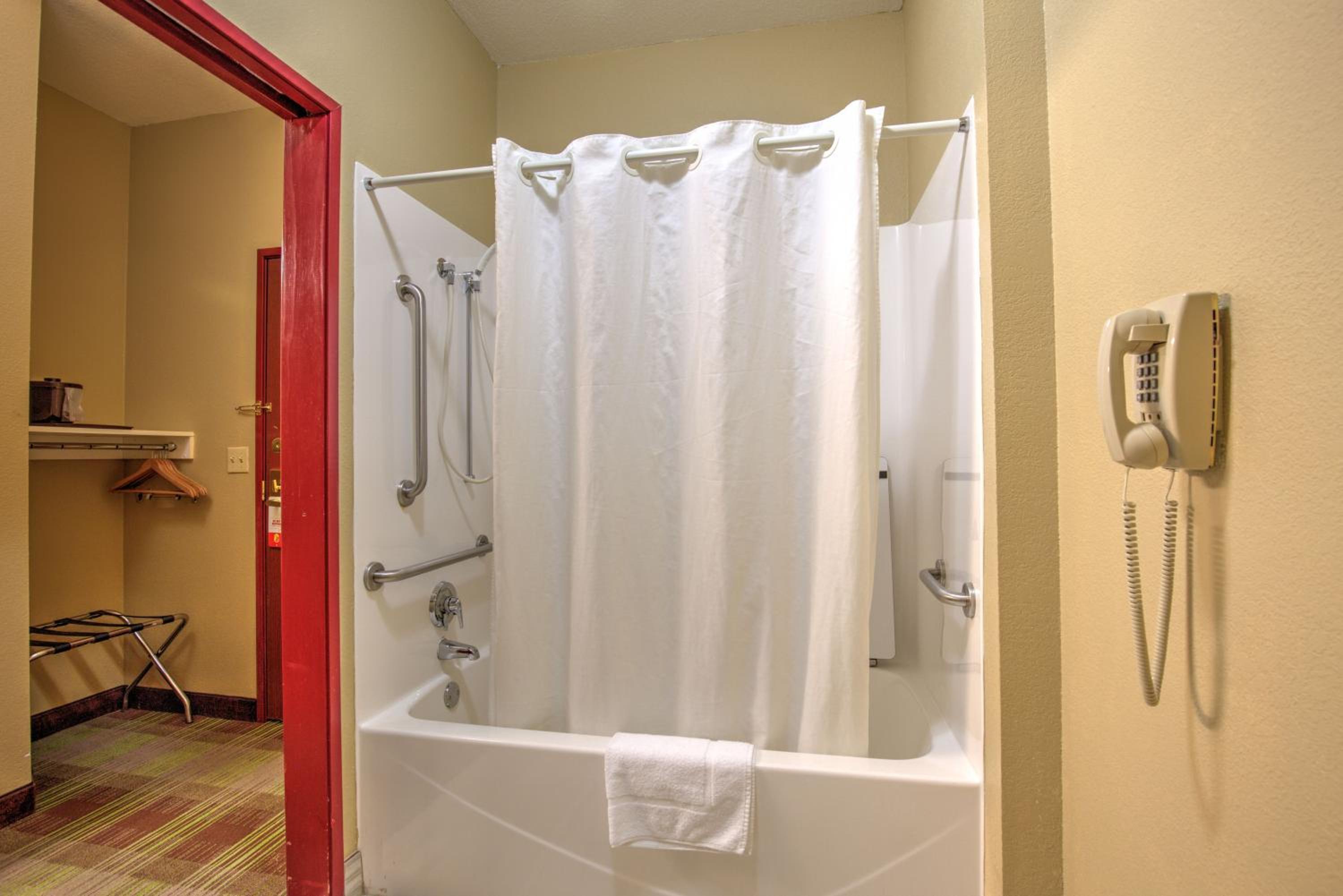 Queen Room - Mobility Access/Non-Smoking - Photo 2
