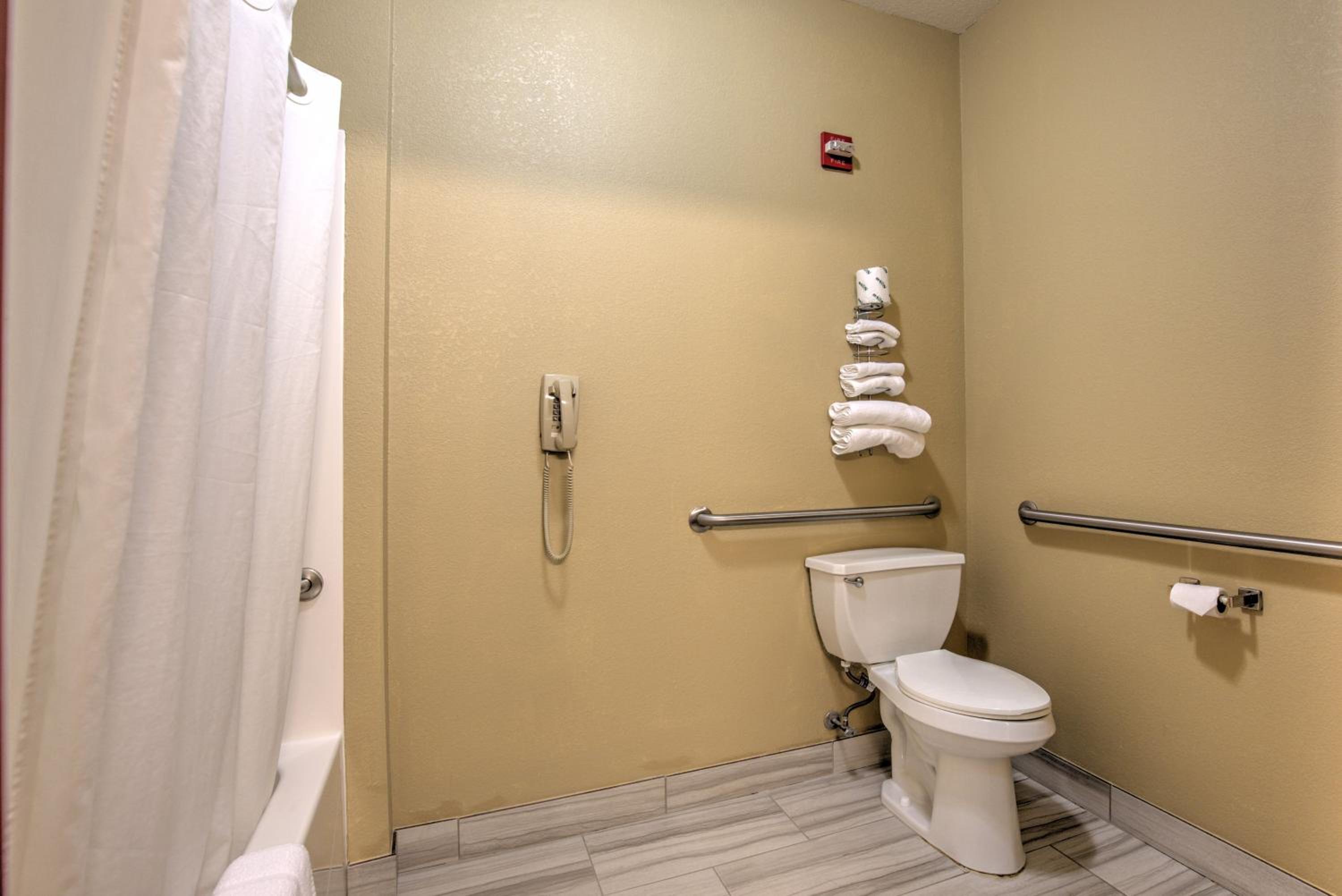 Queen Room - Mobility Access/Non-Smoking - Photo 3