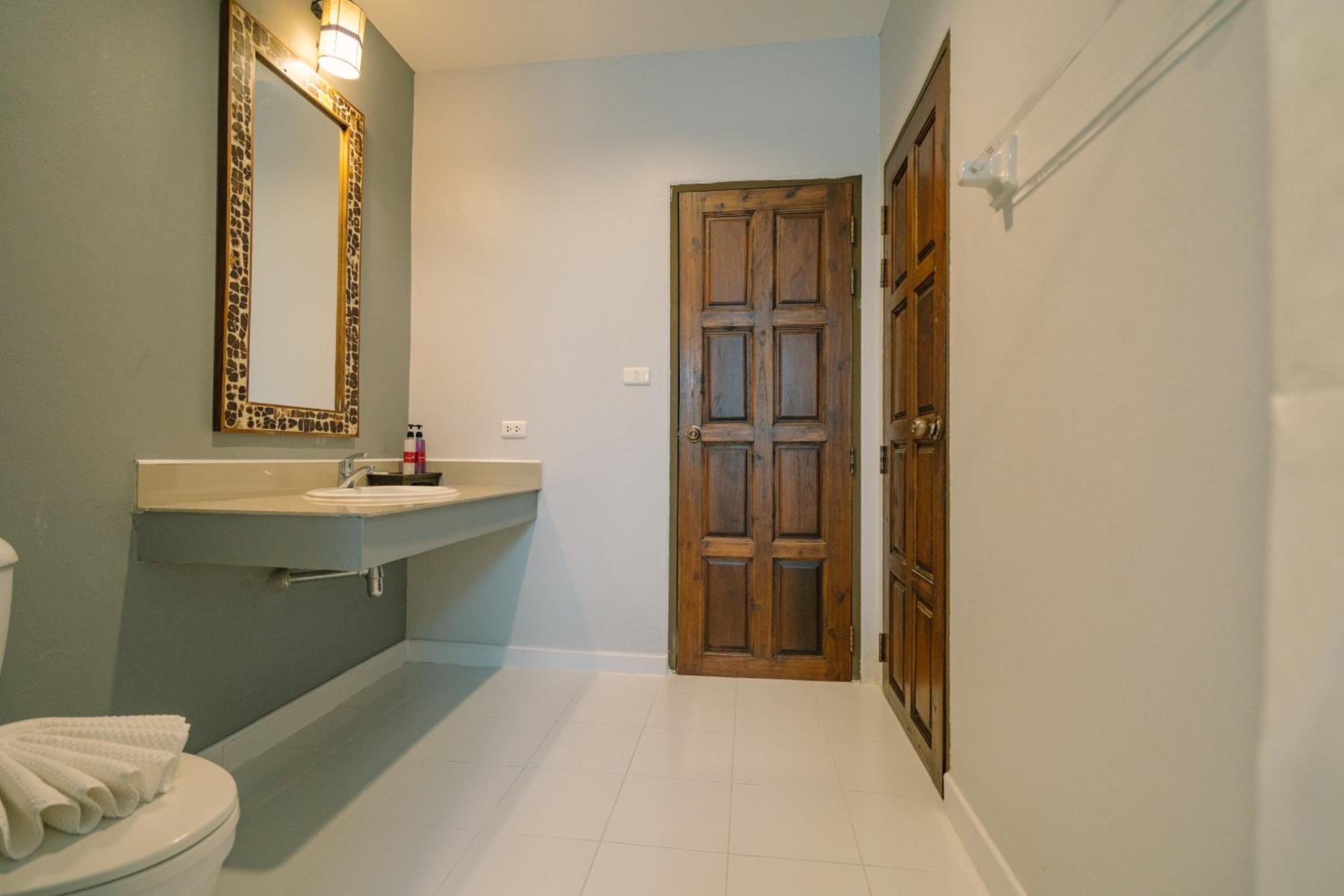One Bedroom Grand Suite with Balcony - Photo 4