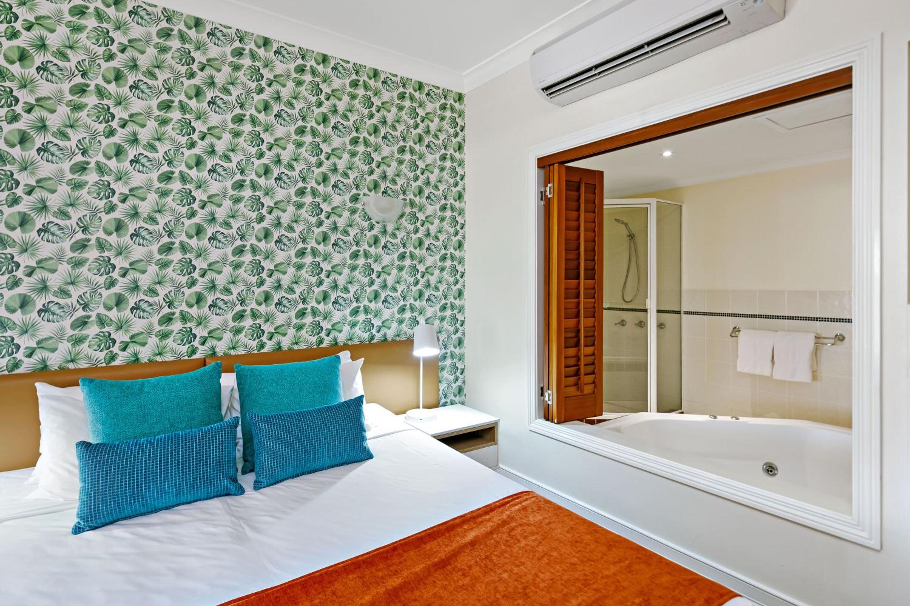One-Bedroom Suite With Spa Bath - Photo 16