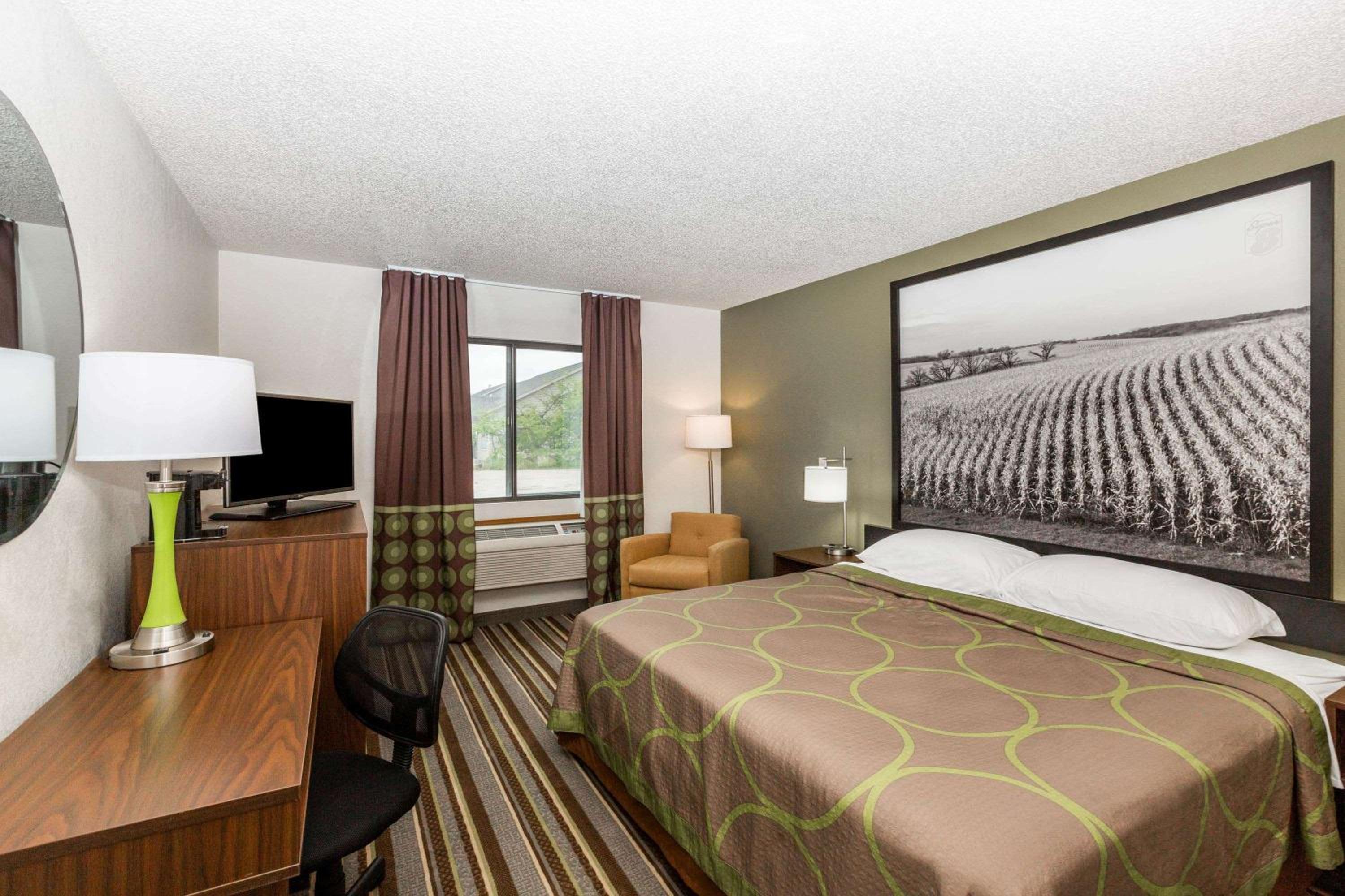 King Room - Non-Smoking - Photo 2