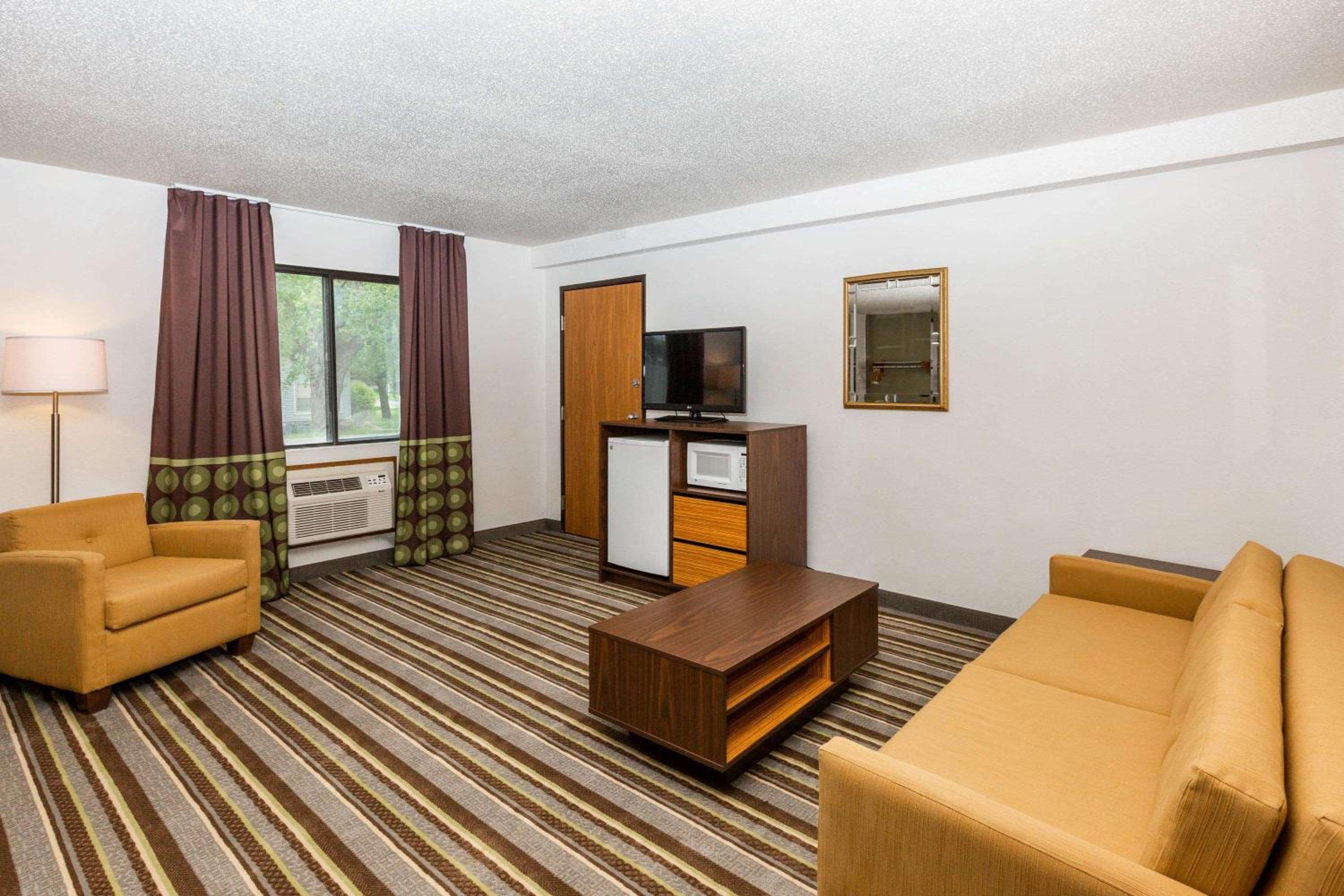 Studio Suite with Two Queen Beds - Non-Smoking - Photo 2