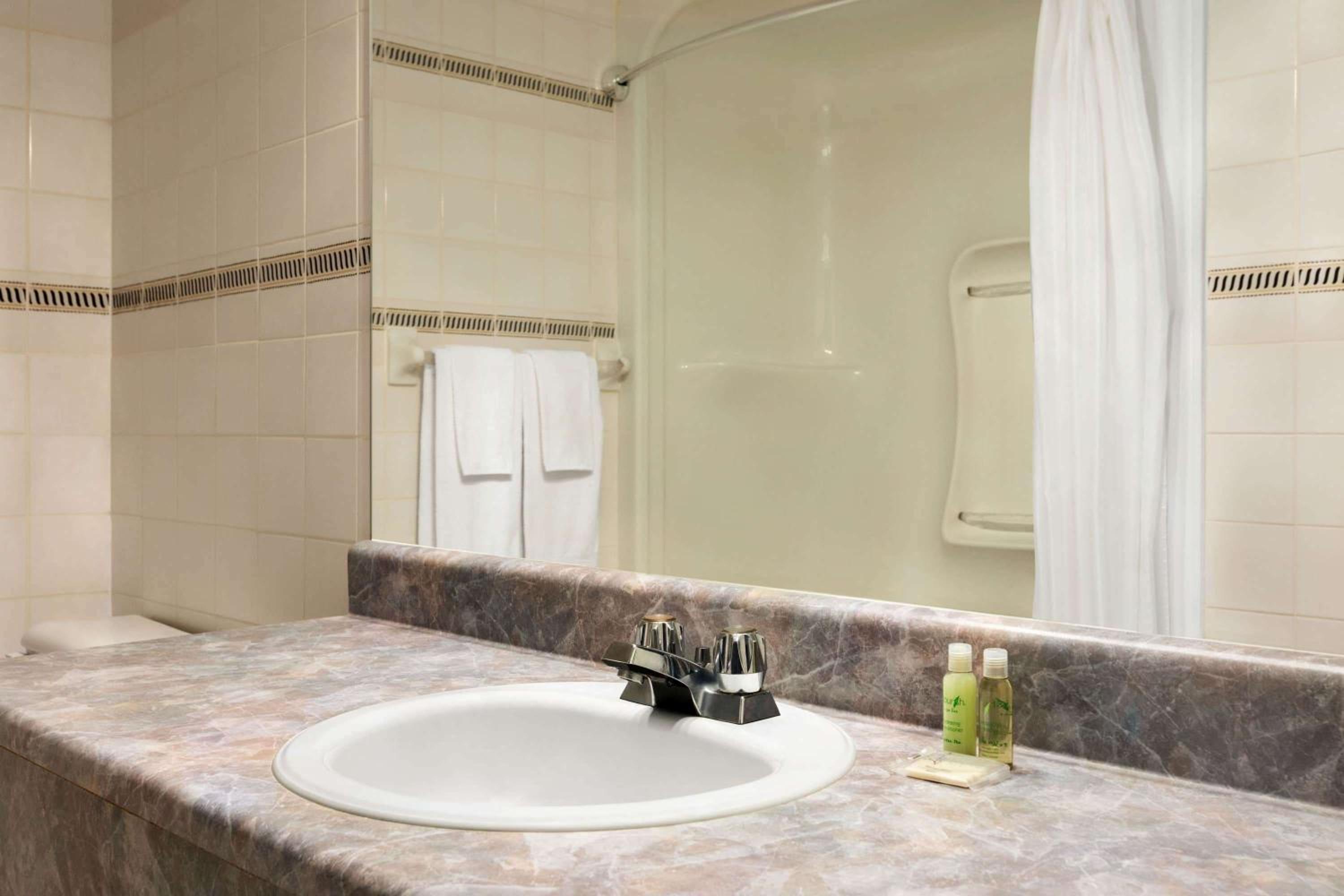 Double Room with Two Double Beds - Pet Friendly/Non-Smoking