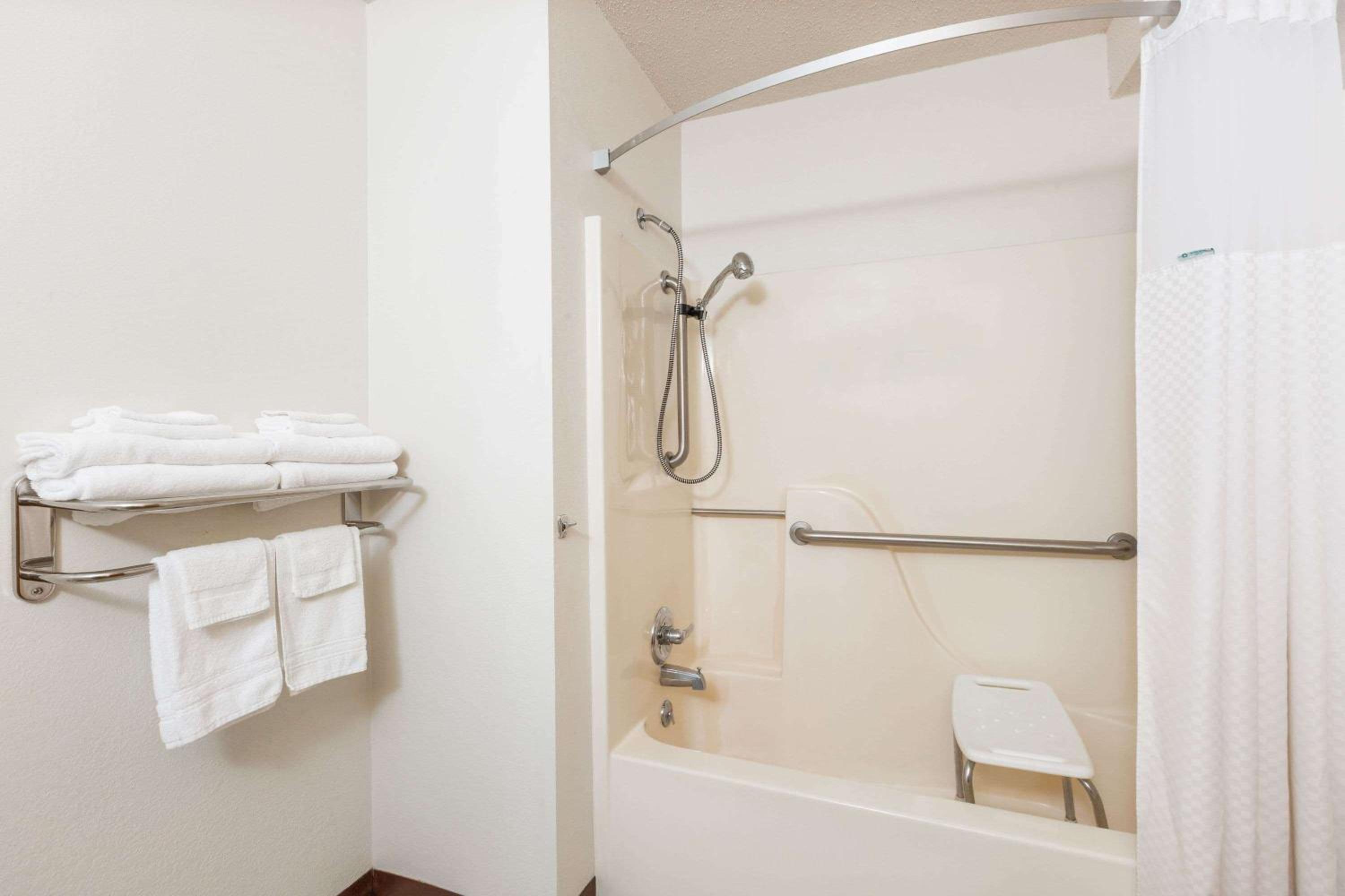 Queen Room - Disability Access/Non-Smoking - Photo 4