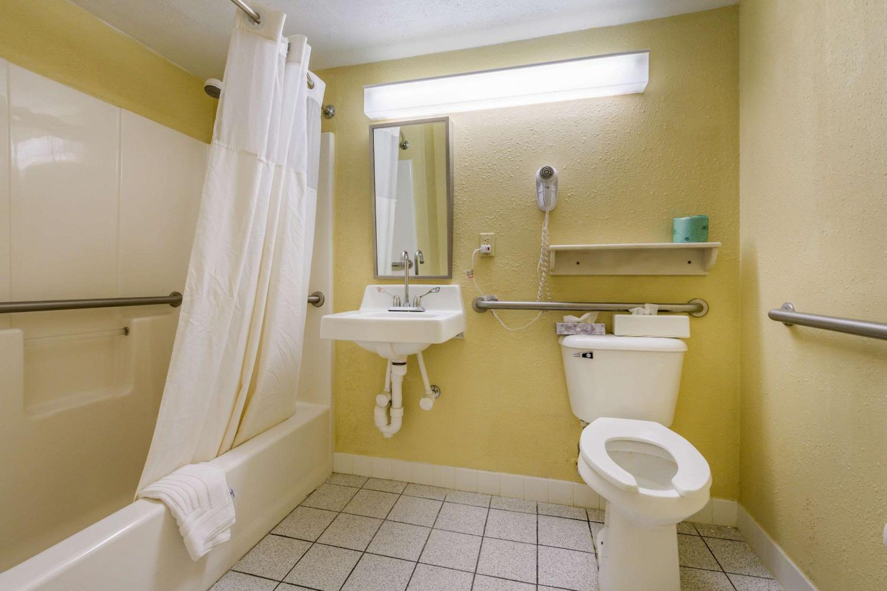 King Room with Bath Tub - Mobility/Hearing Accessible - Non-Smoking photo 2