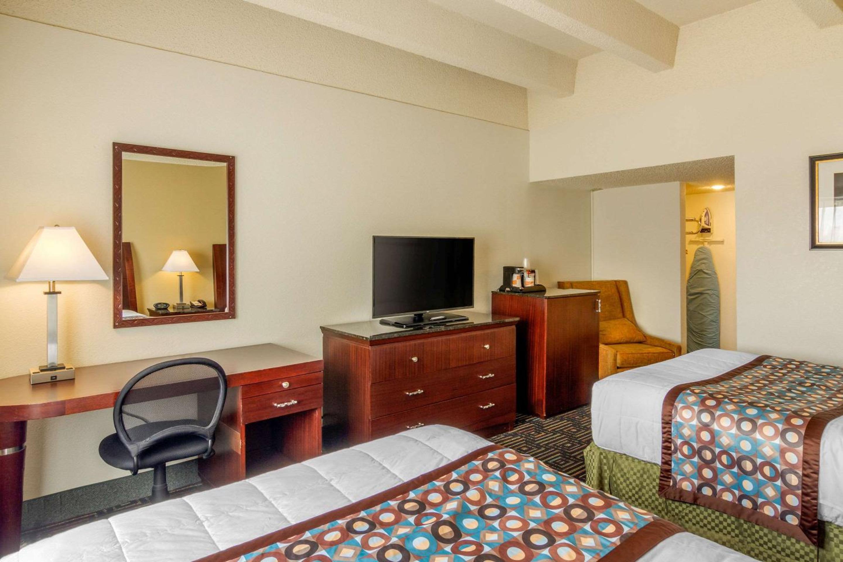 Double Room with Two Double Beds - Non-Smoking - Photo 5