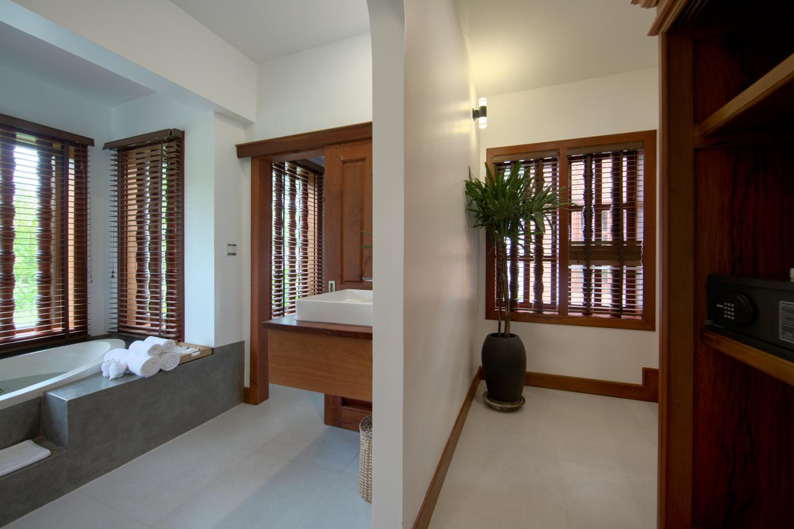 Suite with Pool Access - Photo 10