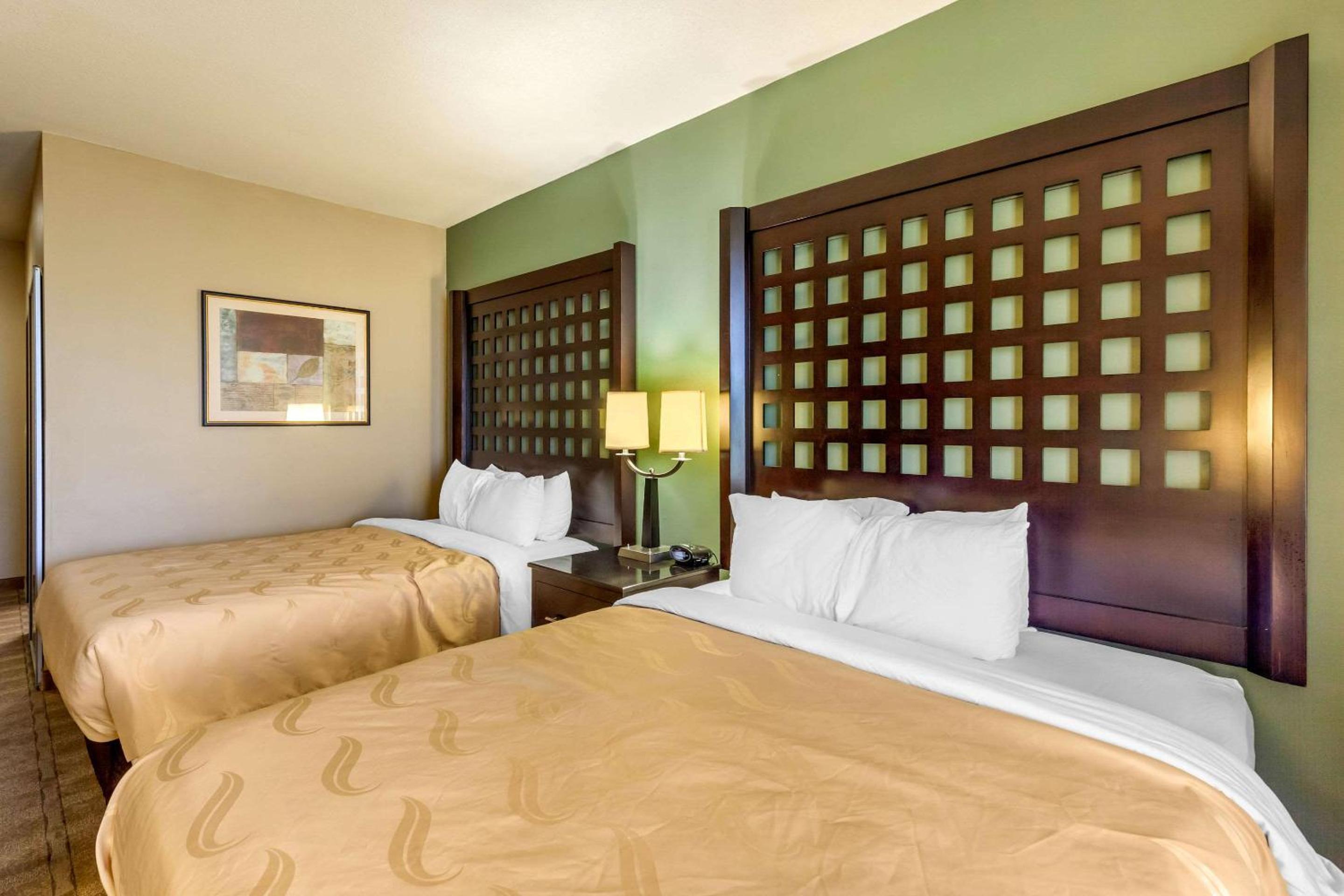 Queen Room with Two Queen Beds - Non-Smoking - Photo 8
