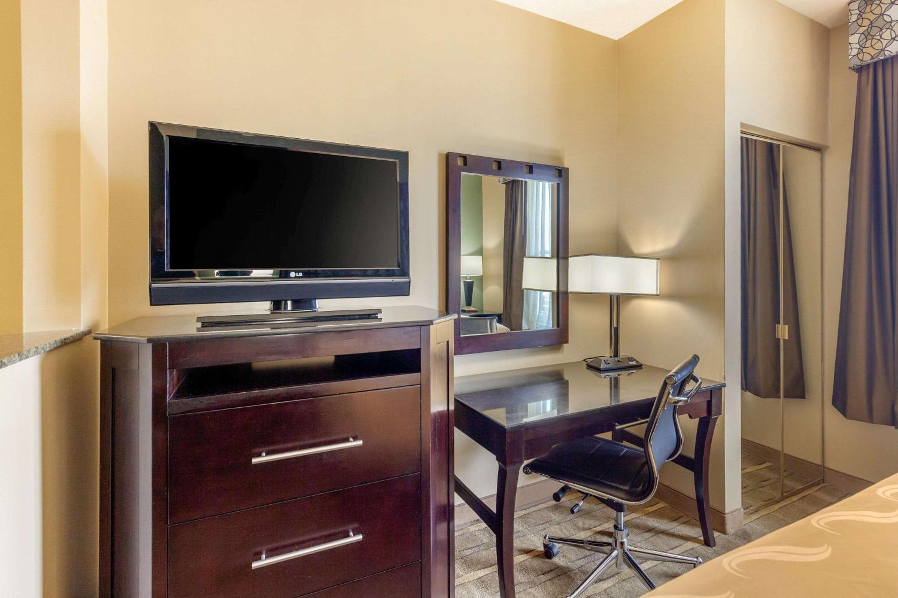 Standard King Room - Non-Smoking  - Photo 2