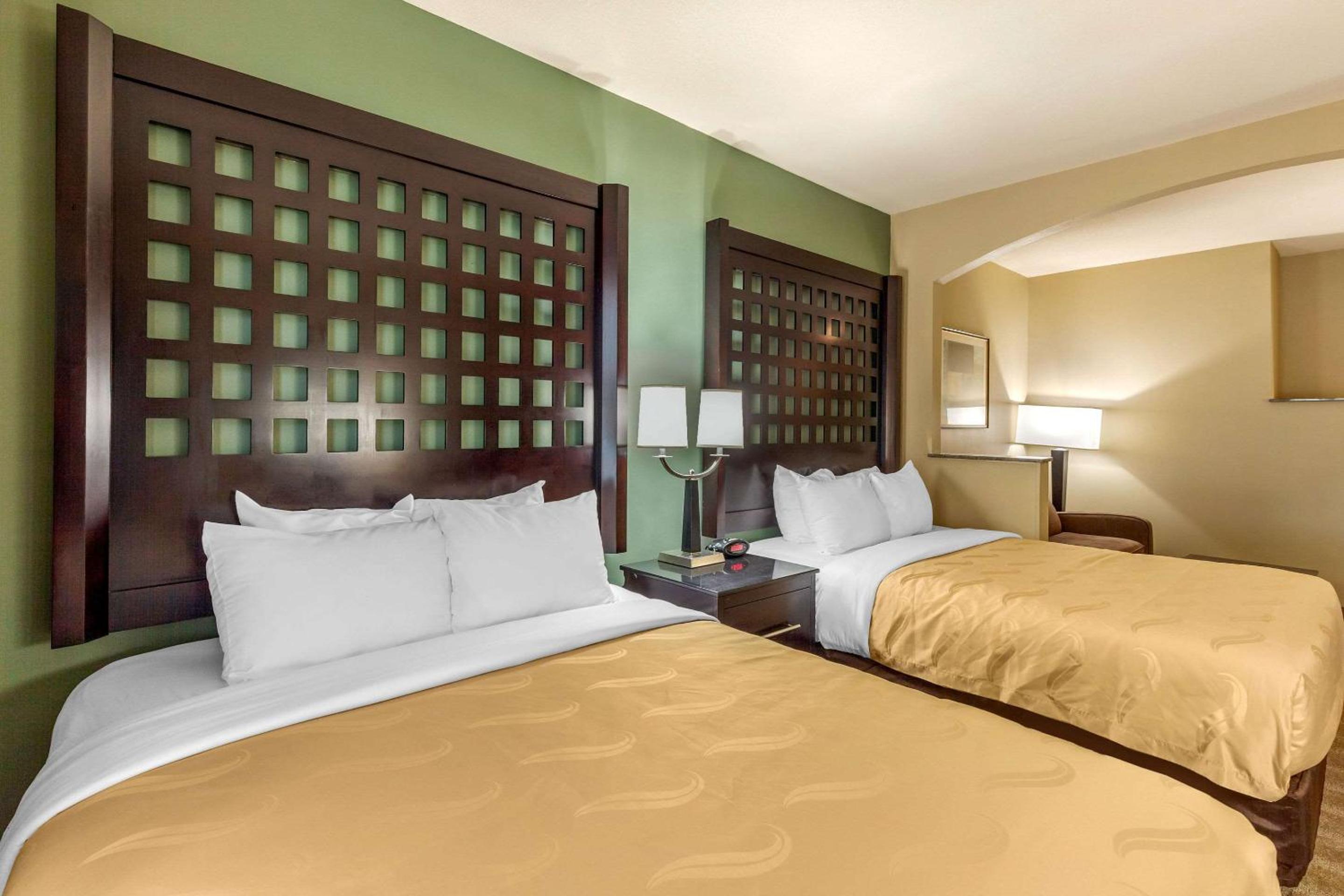 Queen Suite with Two Queen Beds - Non-Smoking - Photo 3