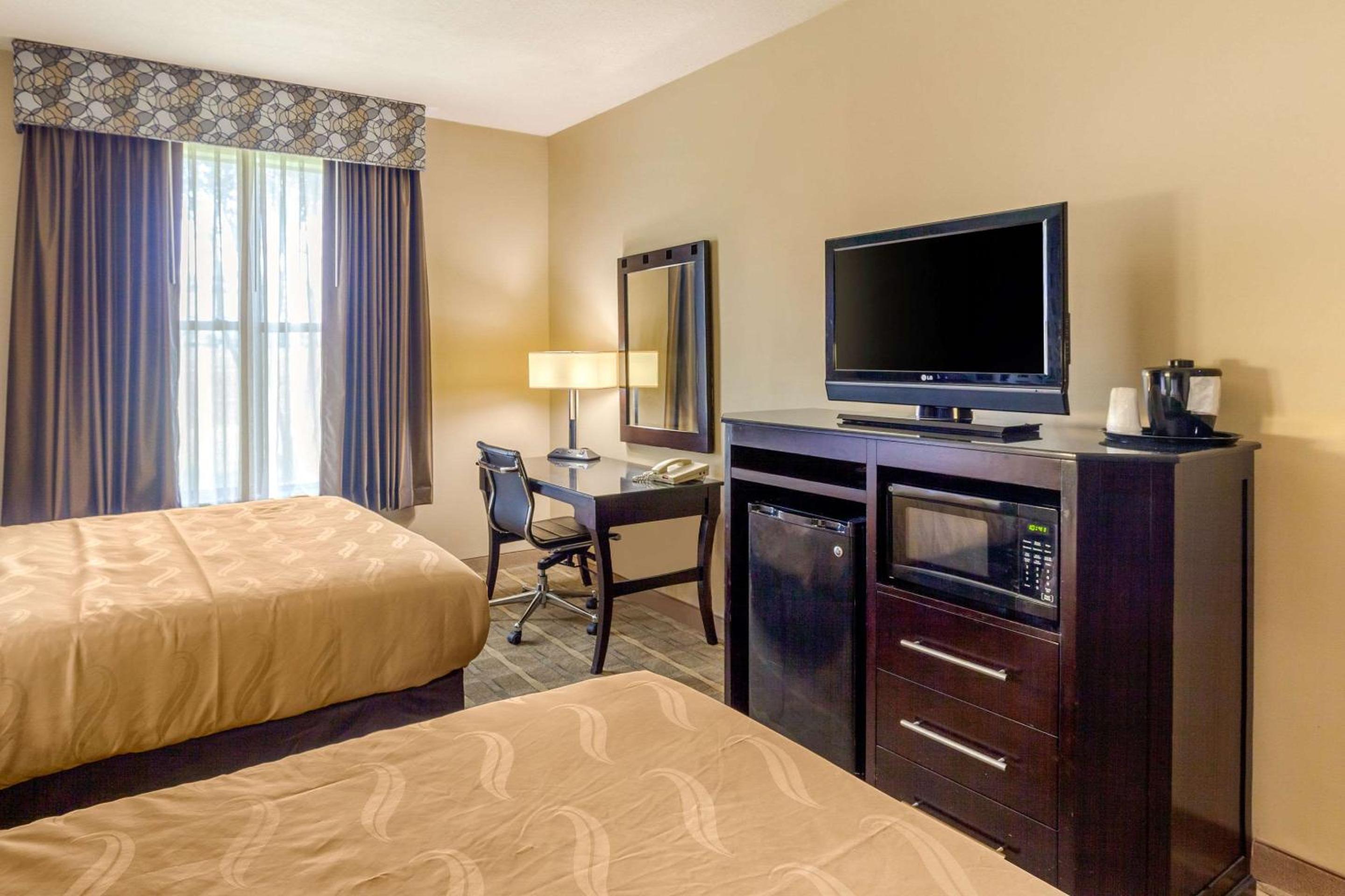 Queen Room with Two Queen Beds - Non-Smoking - Photo 6