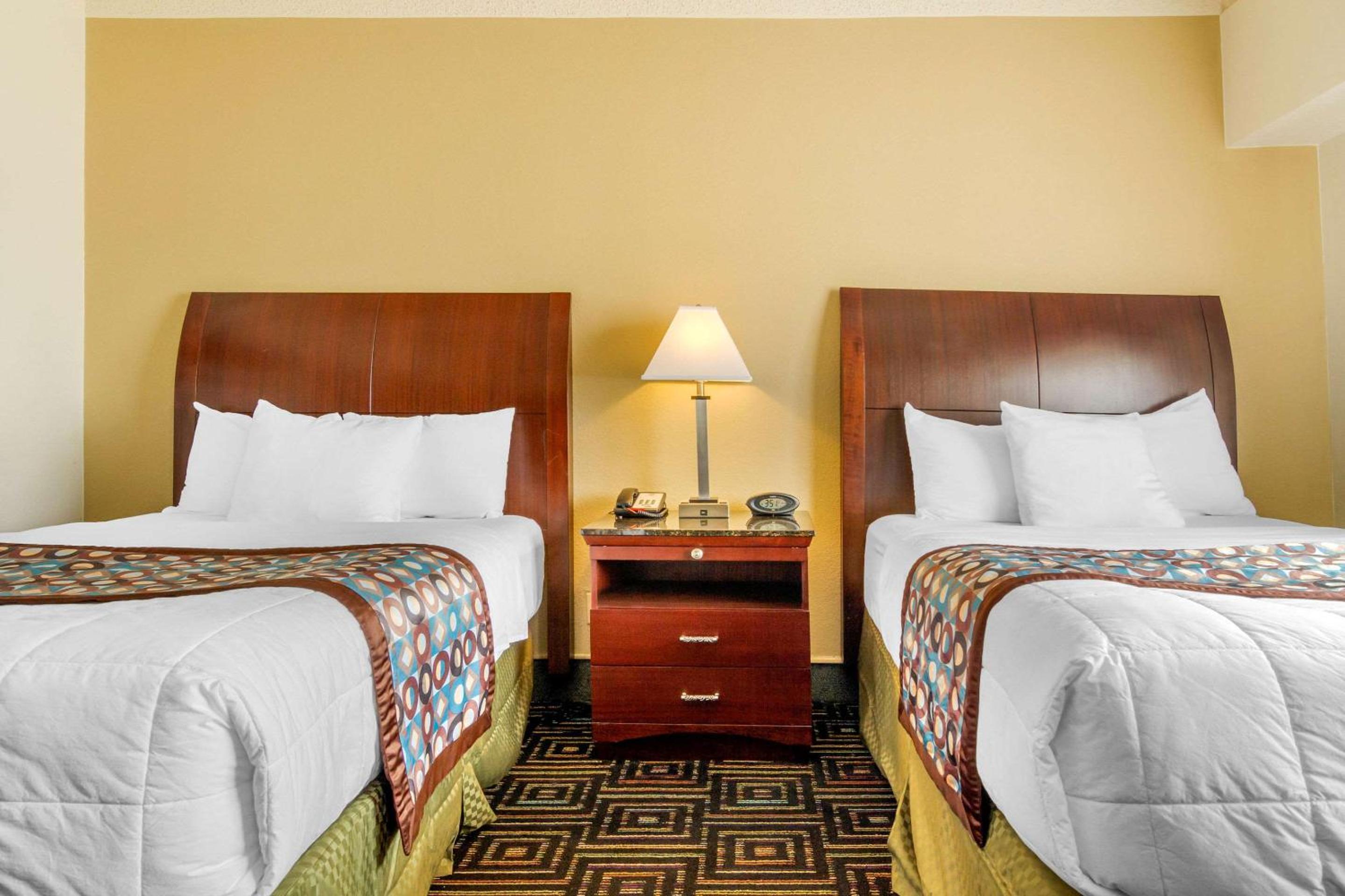 Double Room with Two Double Beds - Non-Smoking - Photo 3