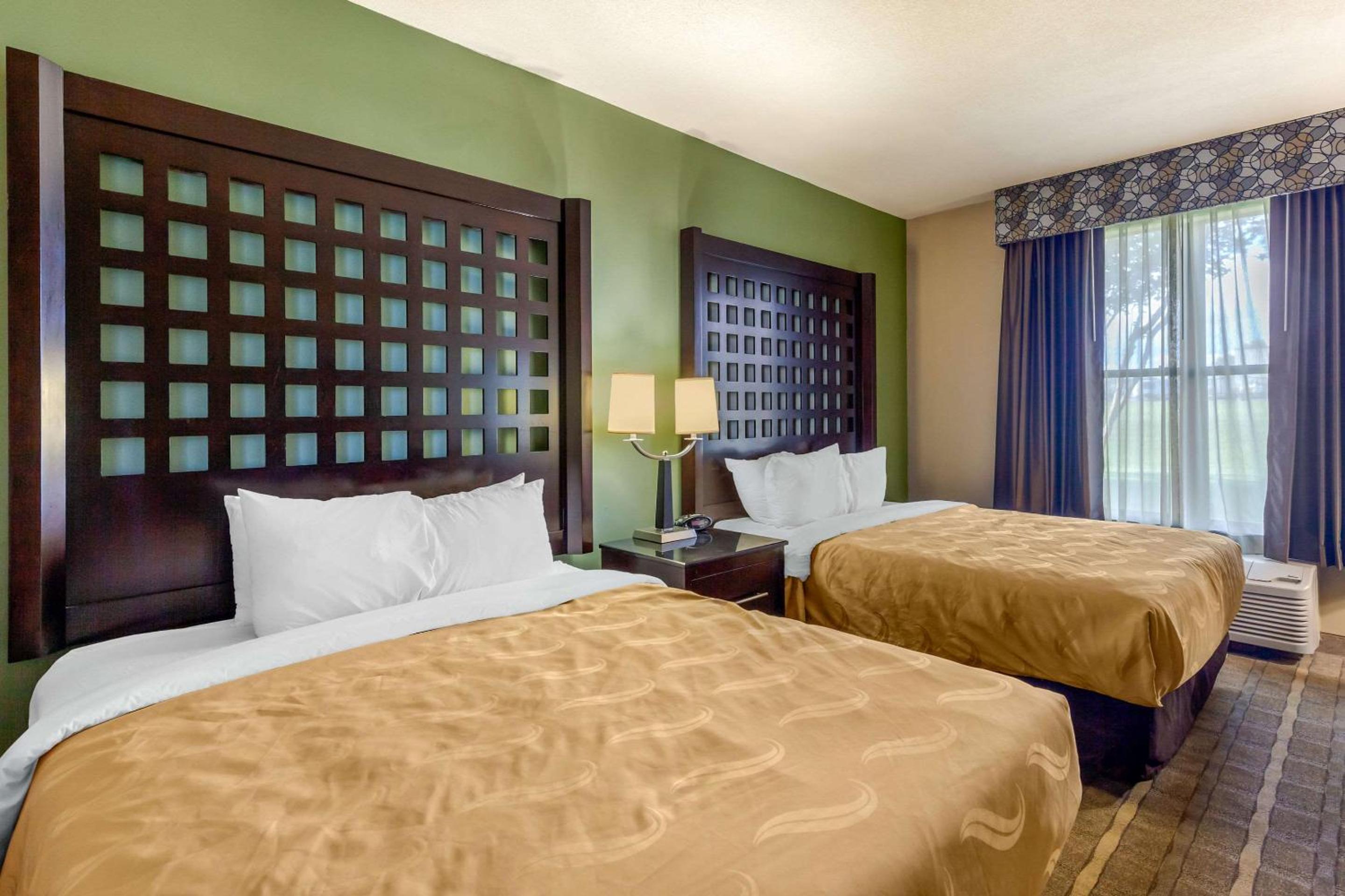 Queen Room with Two Queen Beds - Non-Smoking - Photo 5