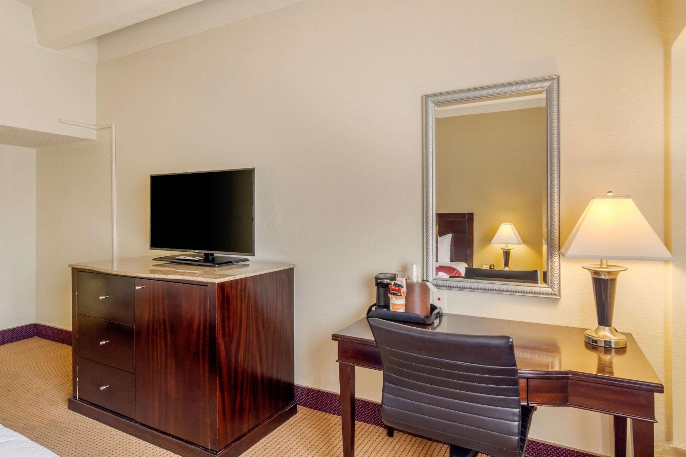 King Room - Non-Smoking - Photo 4