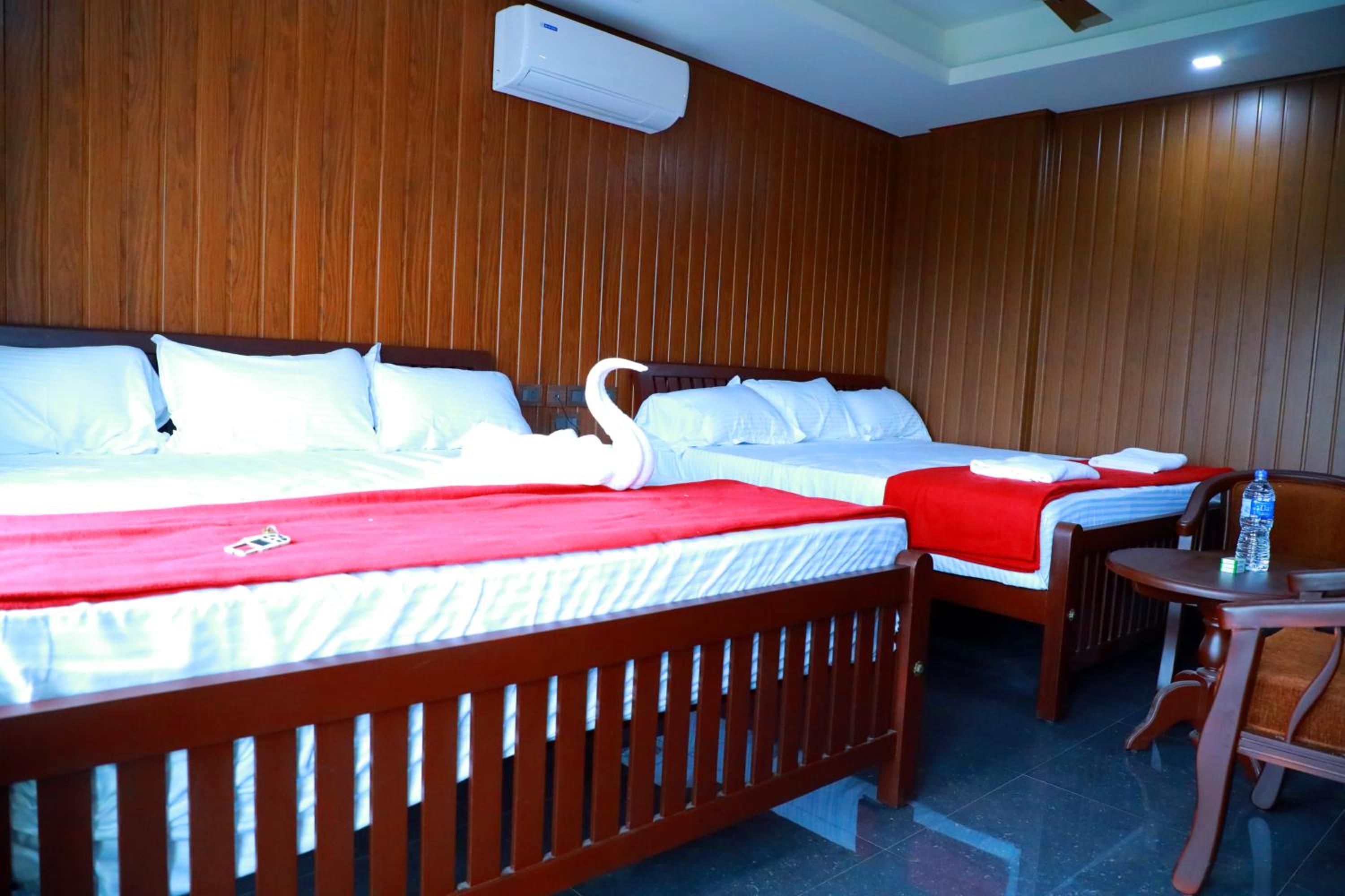 6-Bed Mixed Dormitory Room photo 2