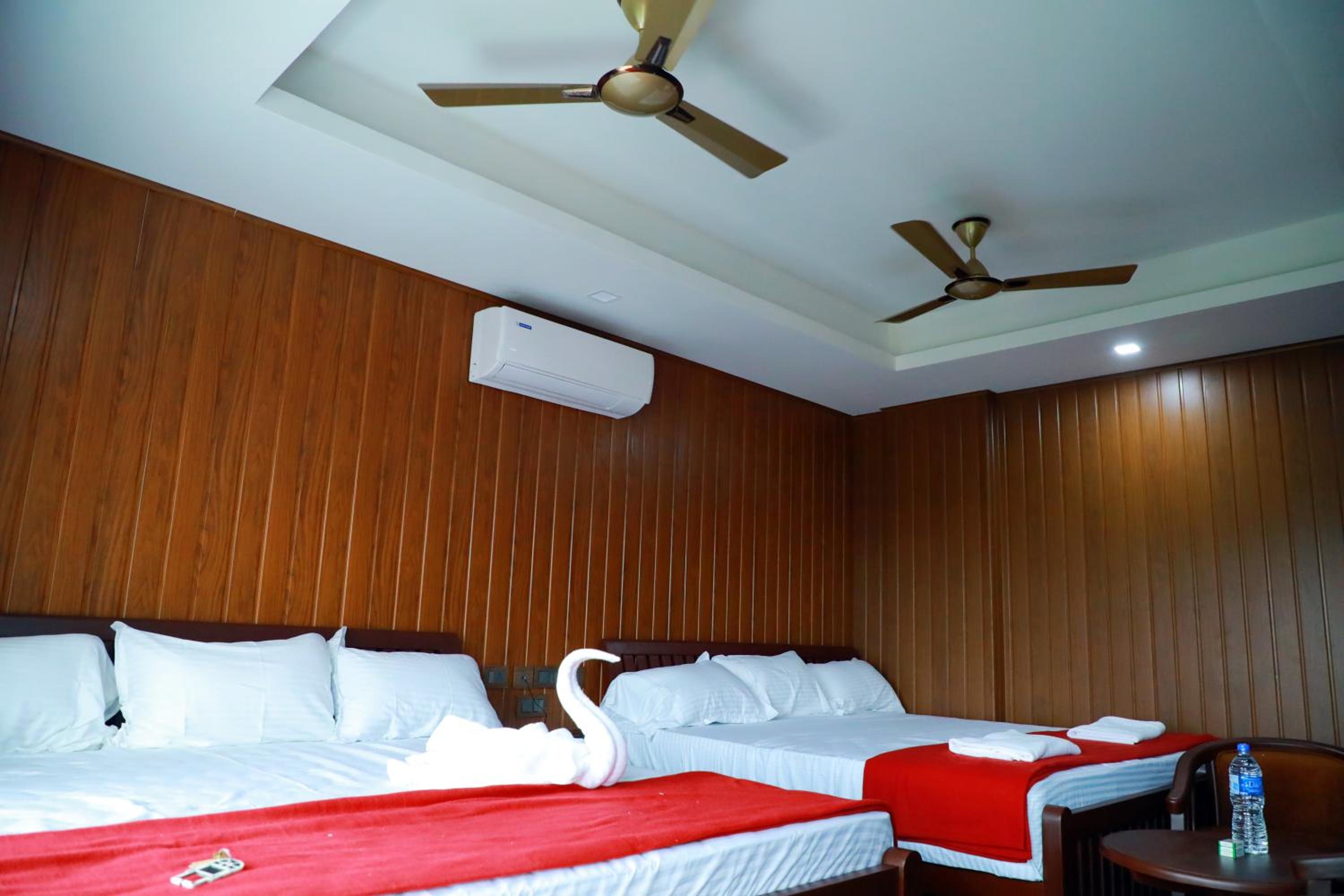 6-Bed Mixed Dormitory Room photo 1