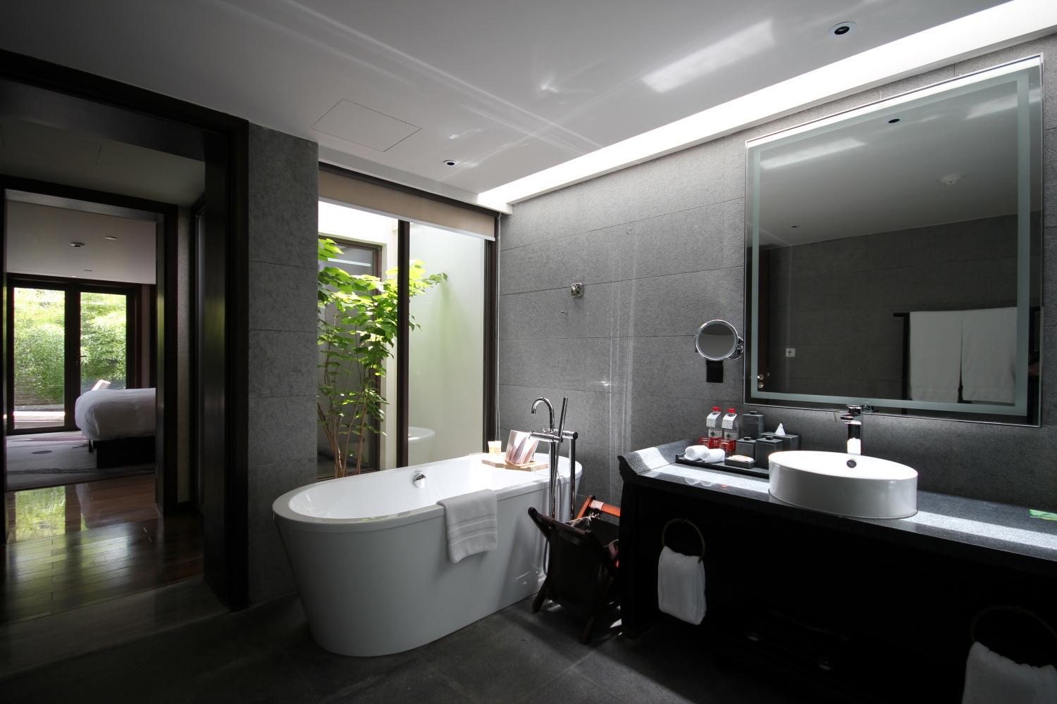 Deluxe King Room - Photo 4