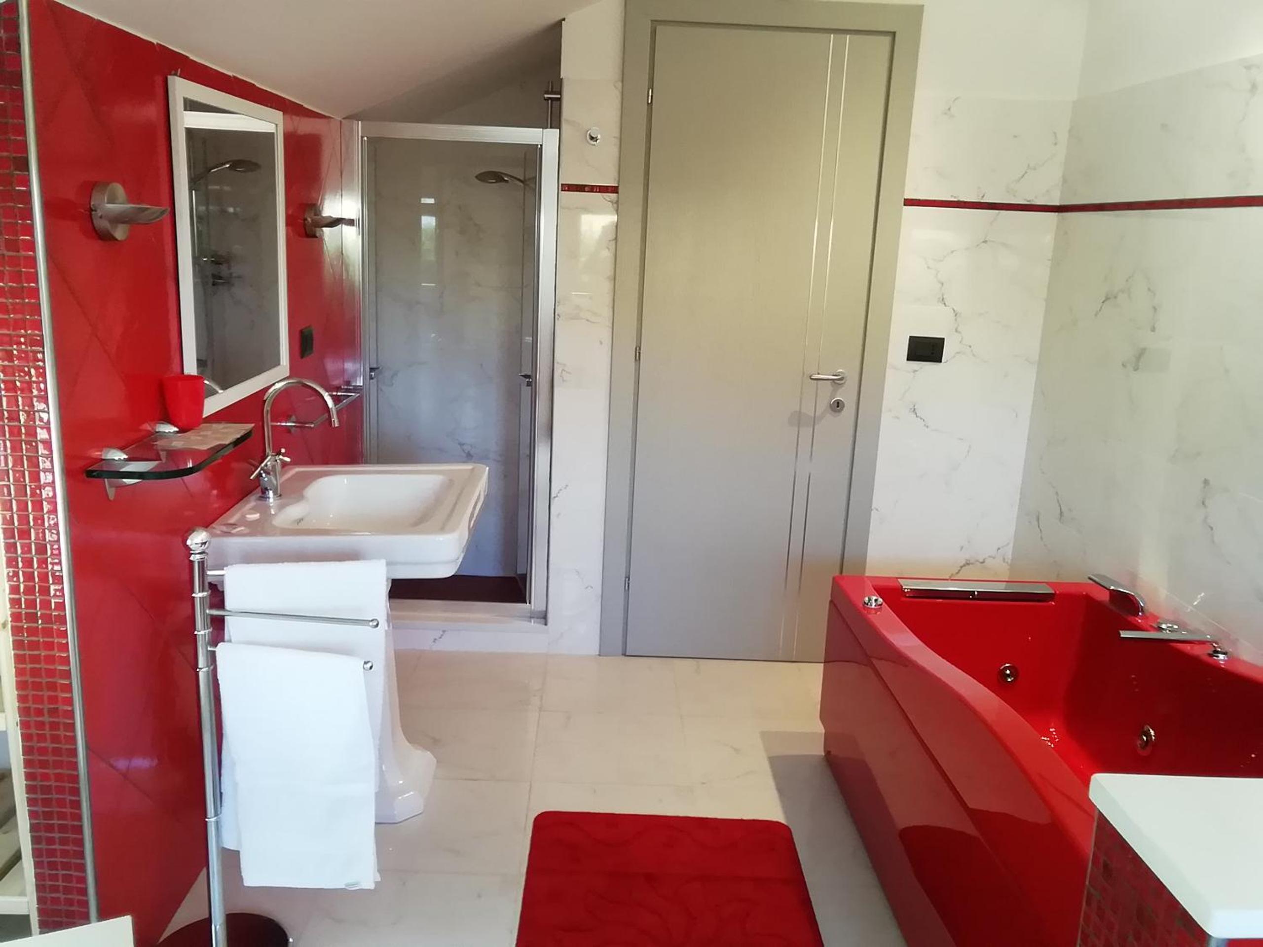 Deluxe Double Room with Balcony and Sea View - Photo 10