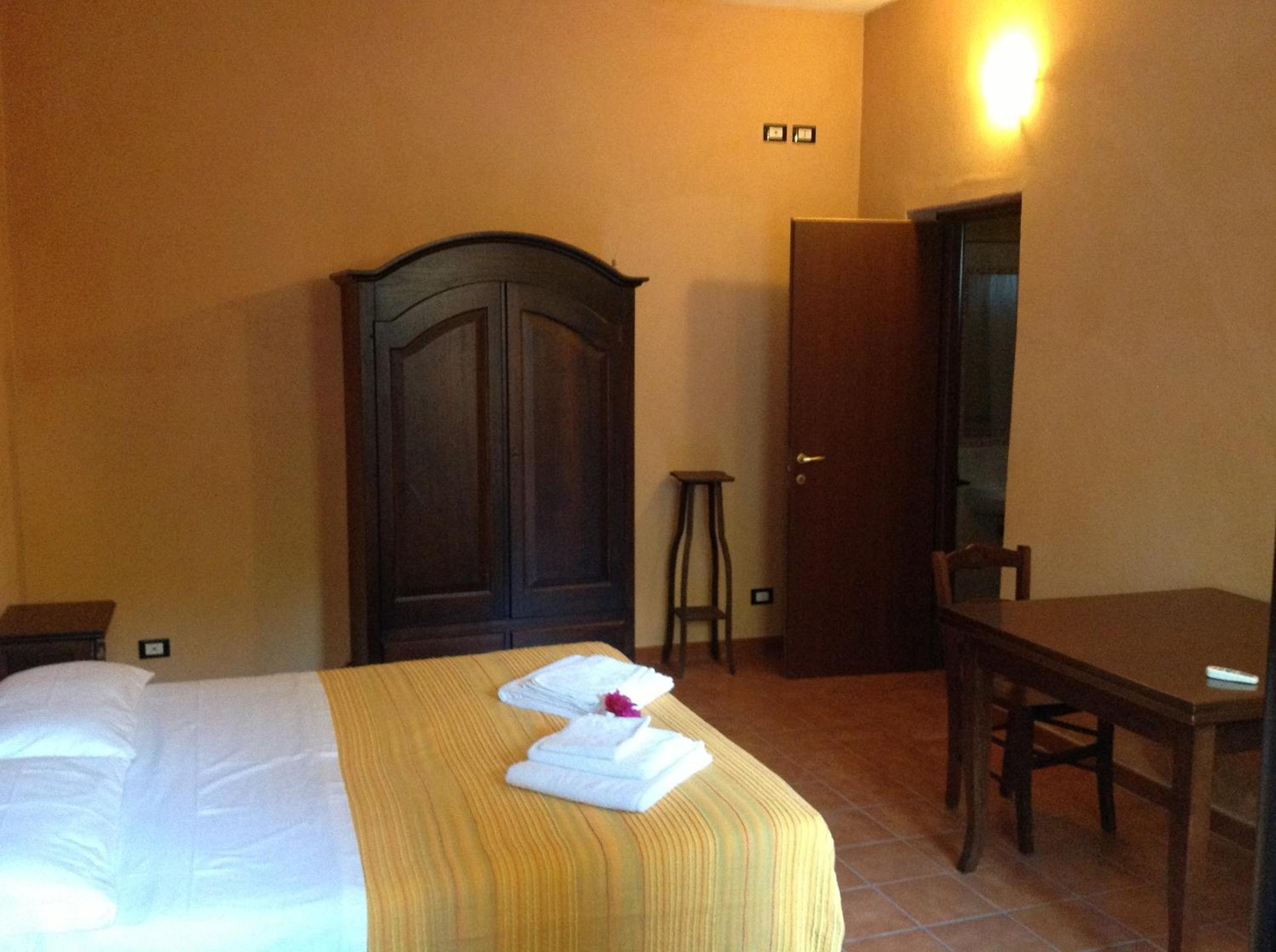 Two Connecting Double Rooms - Photo 6