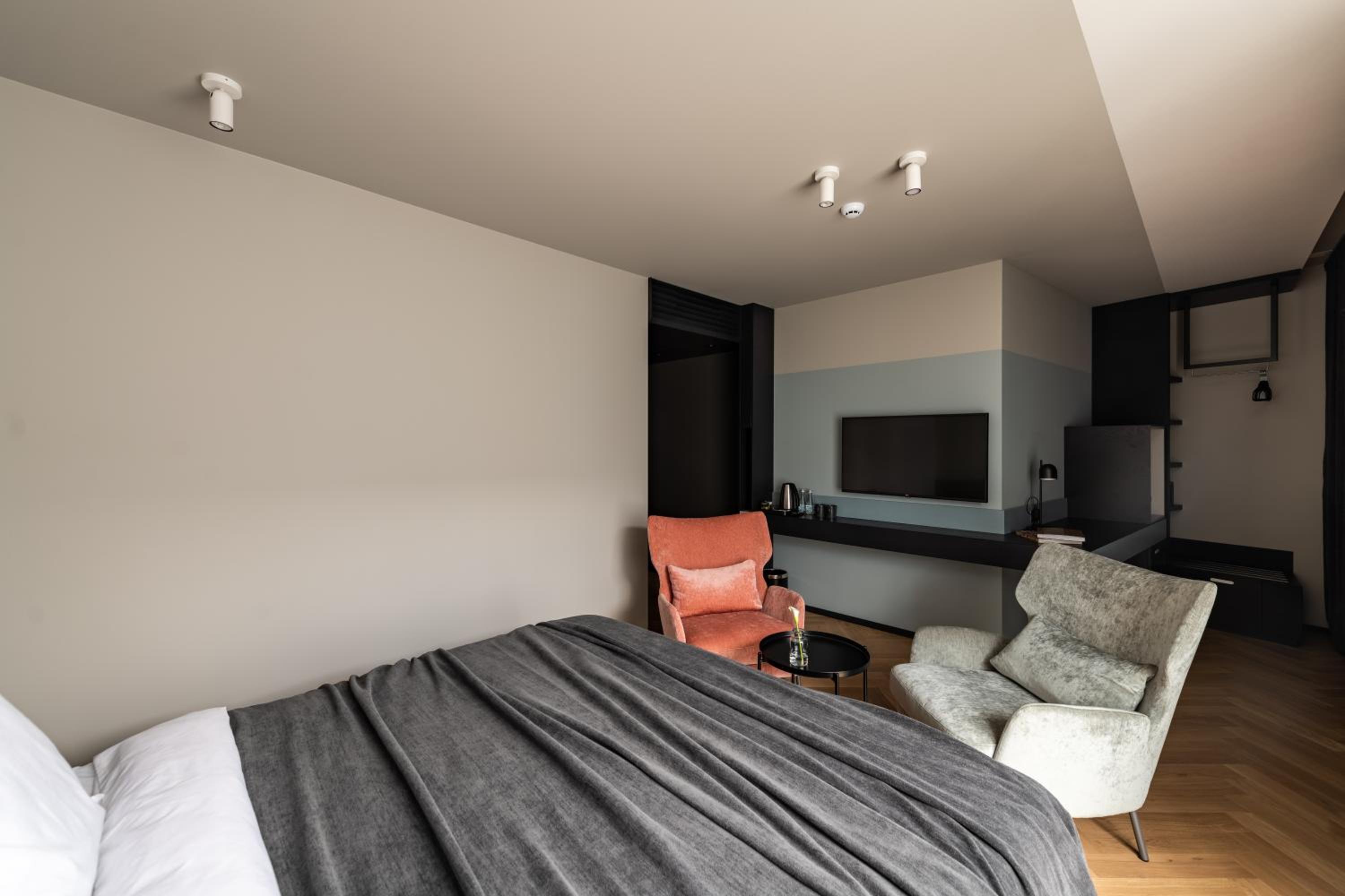 Standard King Room - Photo 9