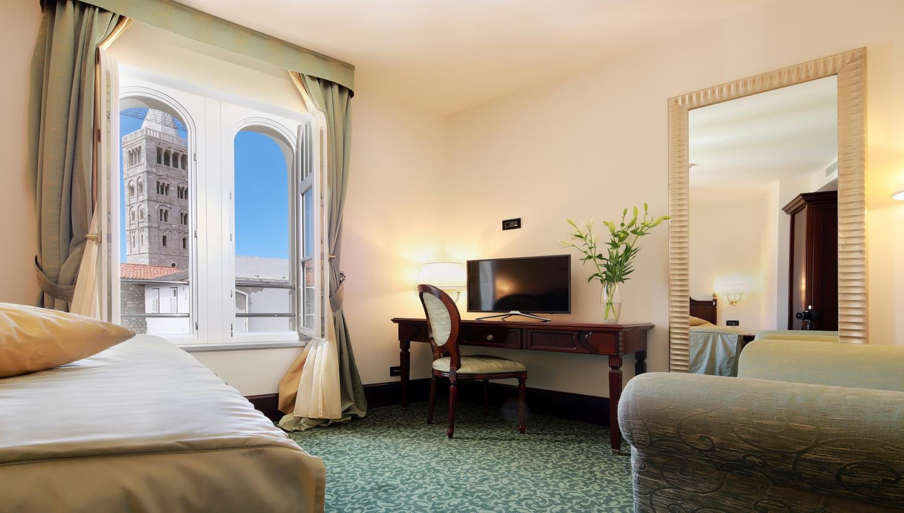 Standard Double or Twin Room - Photo 10